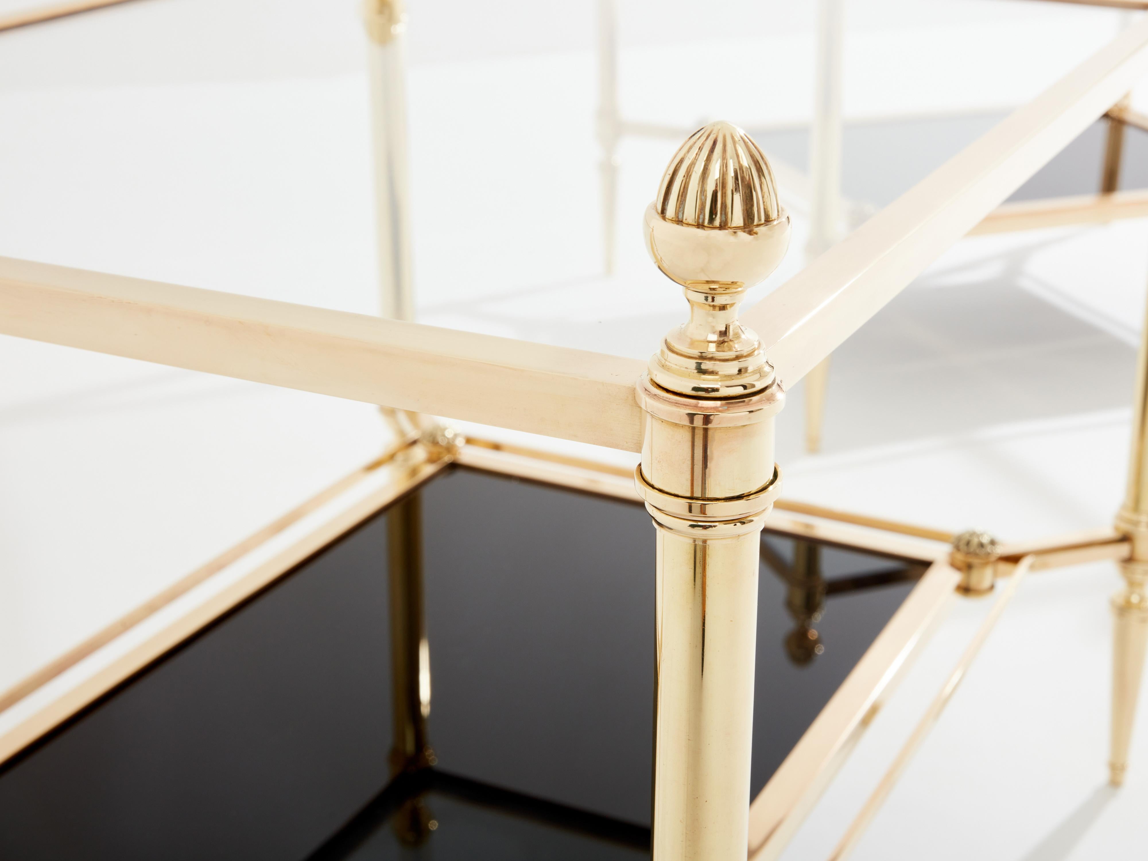 Laiton Maison Jansen tables d'appoint à deux niveaux en laiton et verre opalin des années 1970 en vente