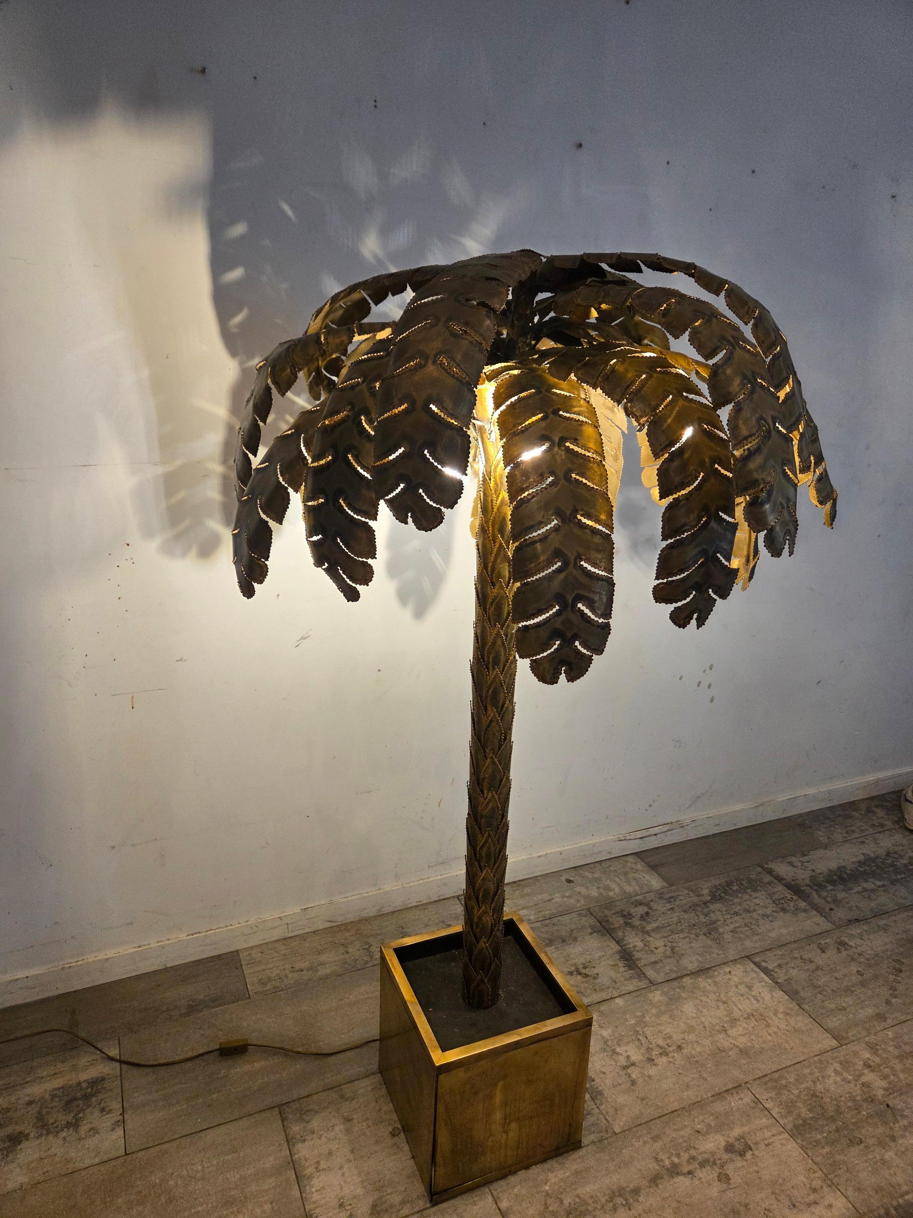 Un lampadaire spectaculaire et emblématique en forme de palmier de la légendaire Maison Jansen, datant des années 1970. Sculpturale, audacieuse et incontestablement glamour, cette pièce illustre le style opulent de l'époque de la Régence