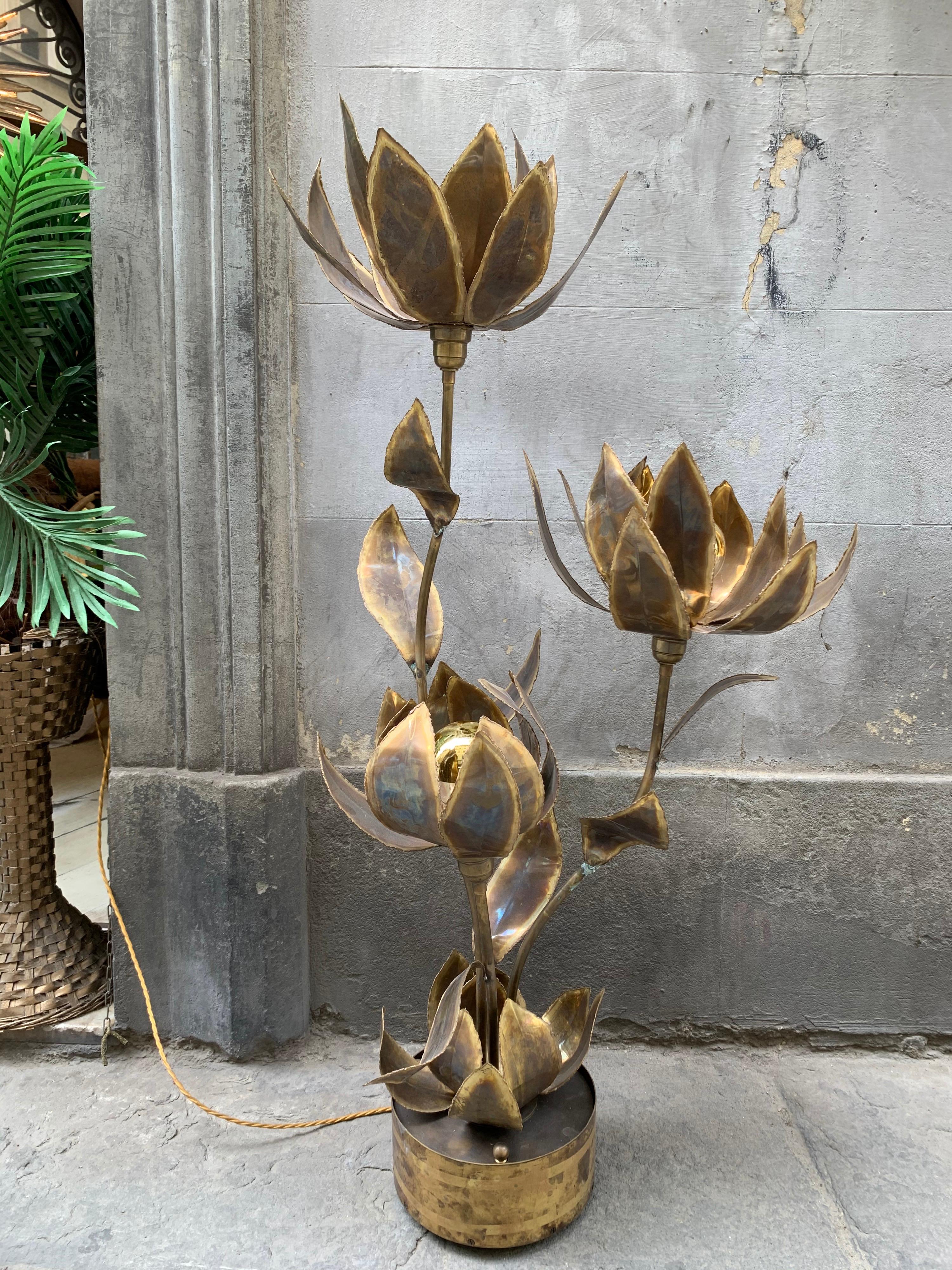 Maison Jansen vintage flowers brass floor lamp. This highly decorative floor lamp is formed into sharp leaves and flowers and it has three light bulbs.