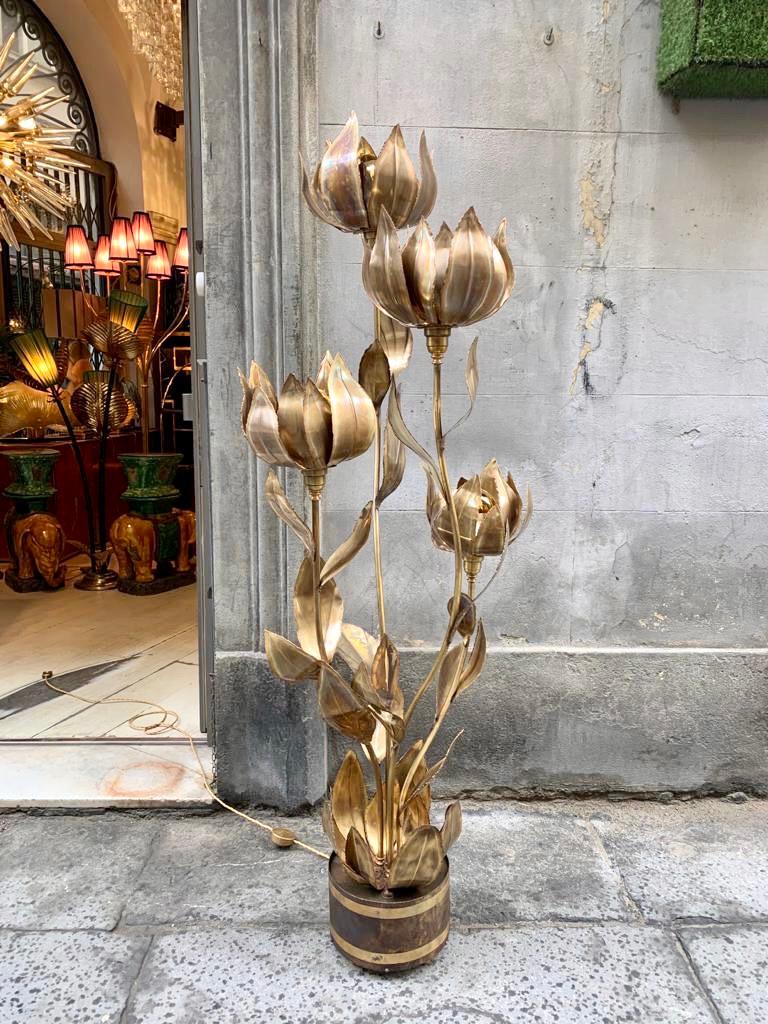 Maison Jansen vintage flowers brass floor lamp. This highly decorative floor lamp is formed into sharp leaves and flowers and it has four light bulbs.
