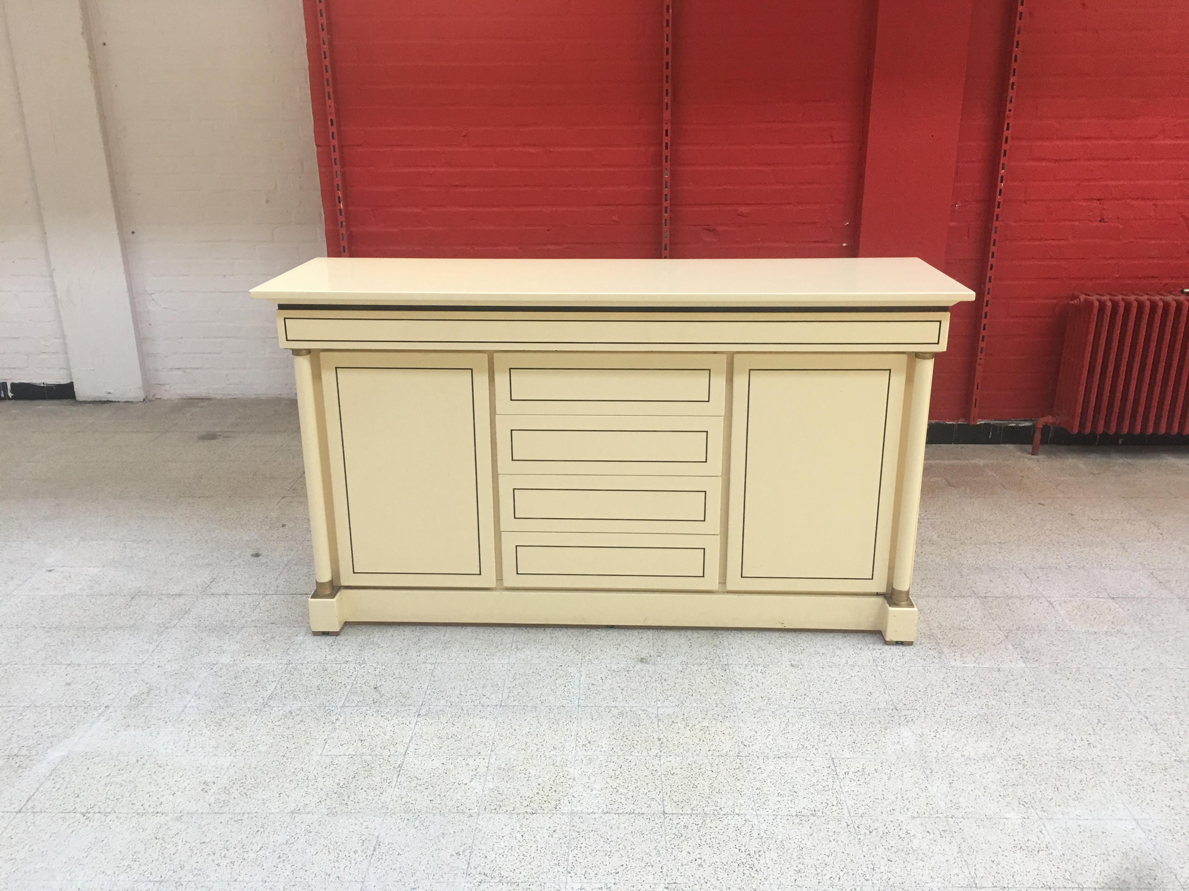 Maison Jean Charles, neoclassic buffet in lacquered wood and brass, circa 1970-1980
Opening with 2 doors and 4 drawers, good general condition, small scratches of use.