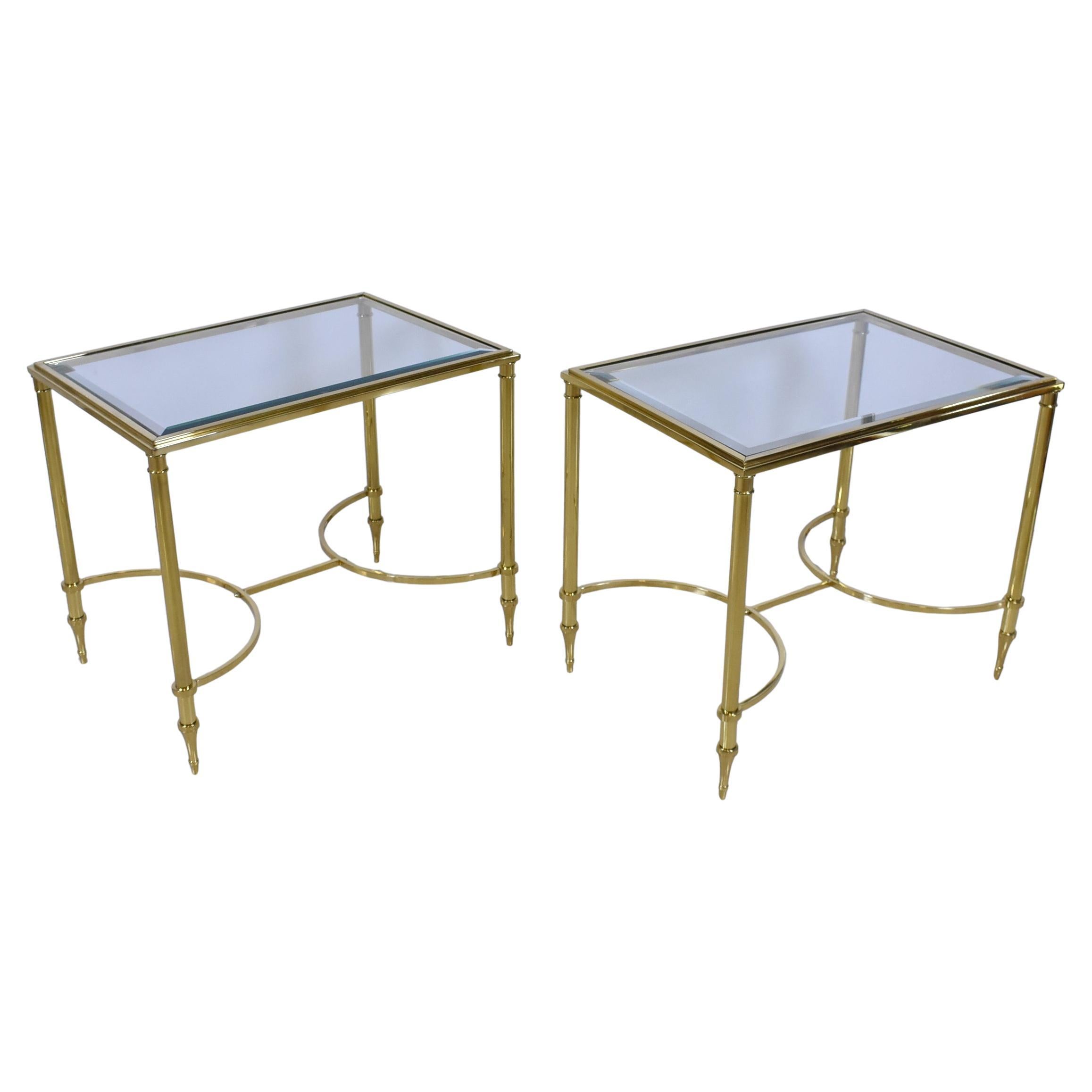 Pareja de mesas auxiliares de latón y cristal estilo Hollywood Regency de mediados de siglo, al estilo de Maison Jensen. El cristal tiene un grosor de 3/16