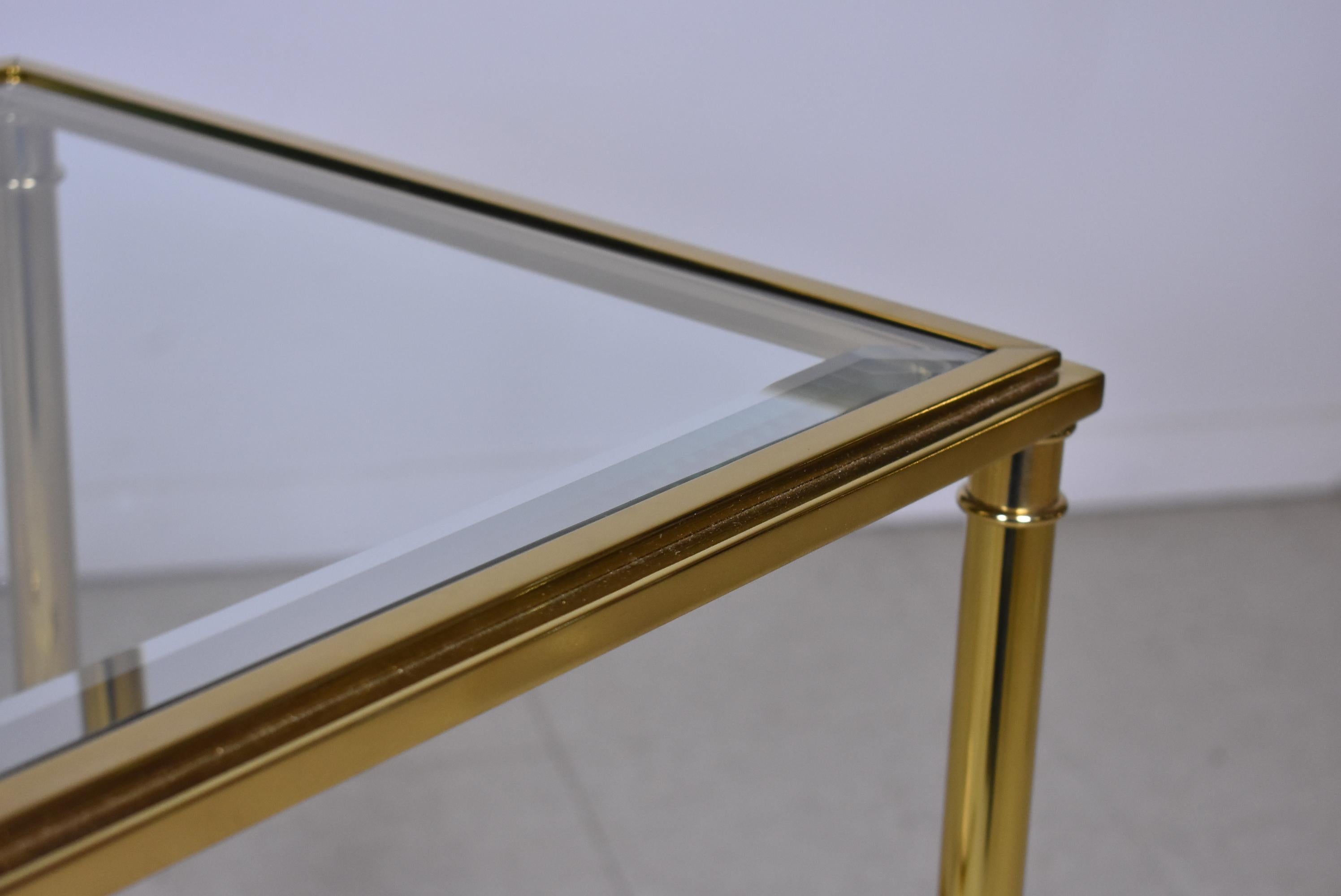 Mesas auxiliares MCM de latón y cristal estilo Hollywood Regency Maison Jensen siglo XX en venta