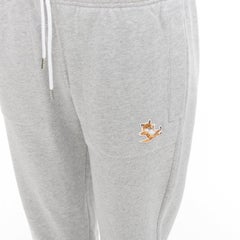 MAISON KITSUNE - Pantalon de jogging fuselé en coton gris avec écusson en renard XS