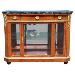 Maison Krieger zugeschrieben Vergoldete Dor'e Bronze Verdi Marmor Abgeschrägtes Glas Buffet