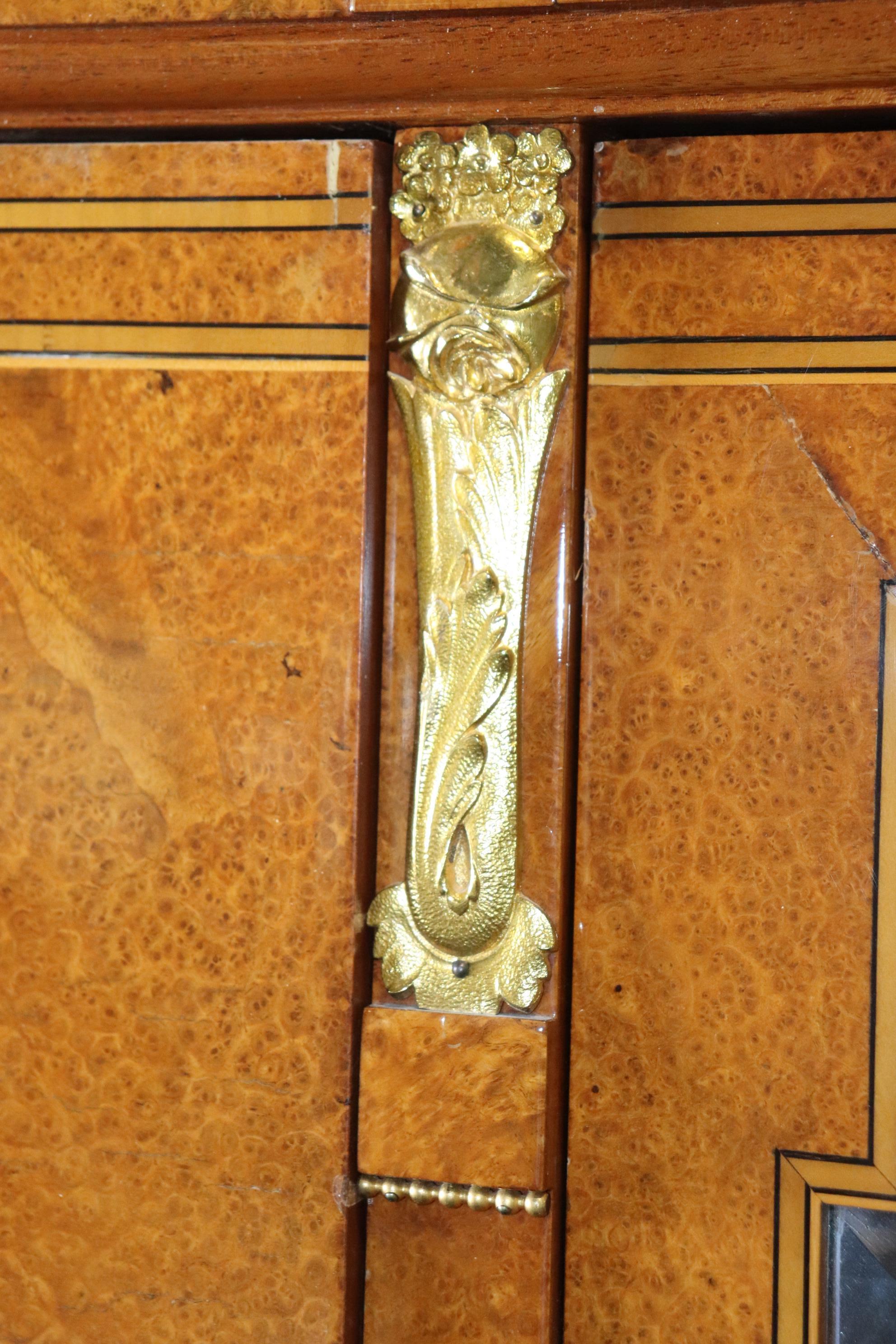 20ième siècle Armoire déco française Maison Krieger avec montures en bronze doré en vente