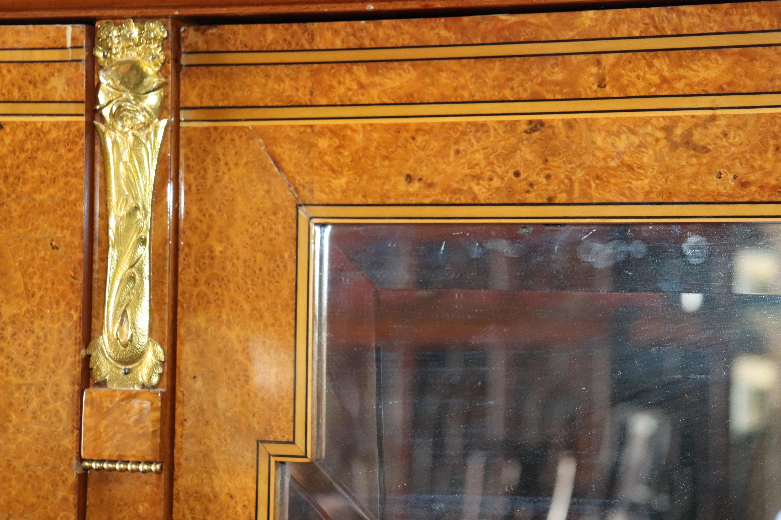 Armoire déco française Maison Krieger avec montures en bronze doré en vente 1