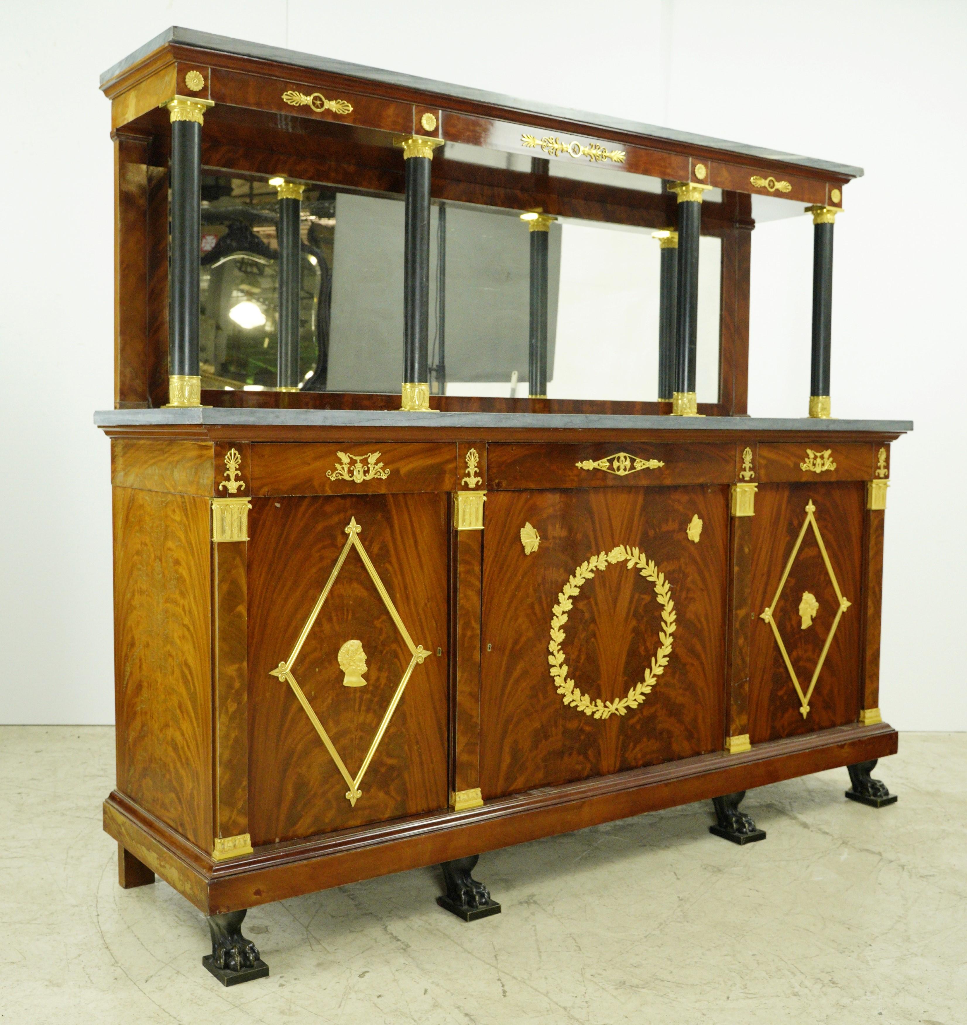 Il s'agit d'une pièce luxueuse qui reflète le savoir-faire de la Maison Krieger, une éminente entreprise française de fabrication de meubles. Cette pièce provient d'une succession estimée située à Greenwich, Connecticut.
Fabriqué en acajou et orné