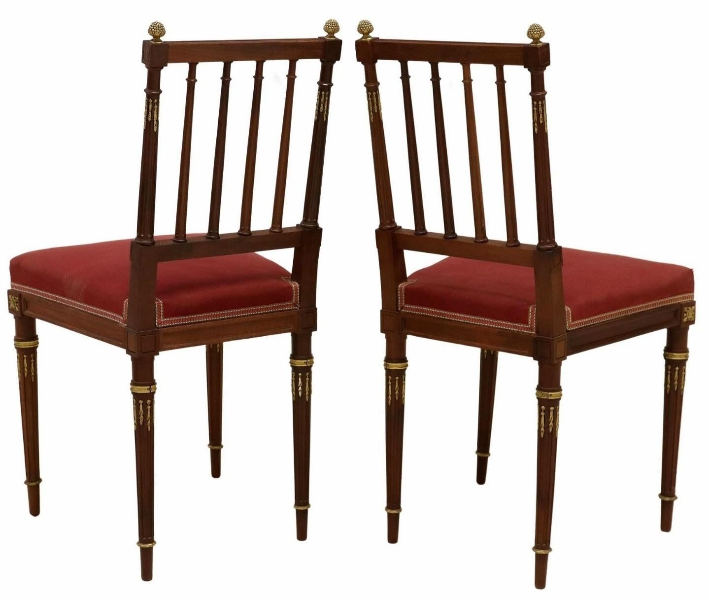 Französischer Mahagoni-Beistellstuhl im Louis-XVI.-Stil von Maison Krieger mit Goldbronze-Montierung, Paar  (Handgefertigt) im Angebot