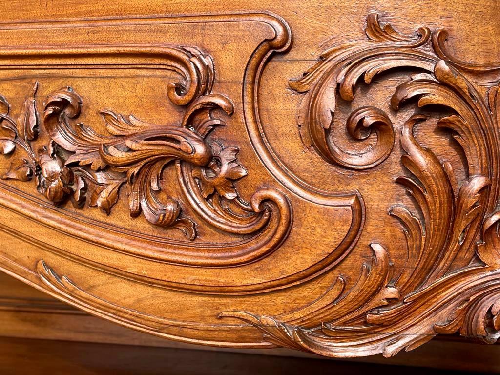 Maison Krieger Paris, Louis XV Style Large Walnut Console 19th Century In Good Condition In Beaune, FR