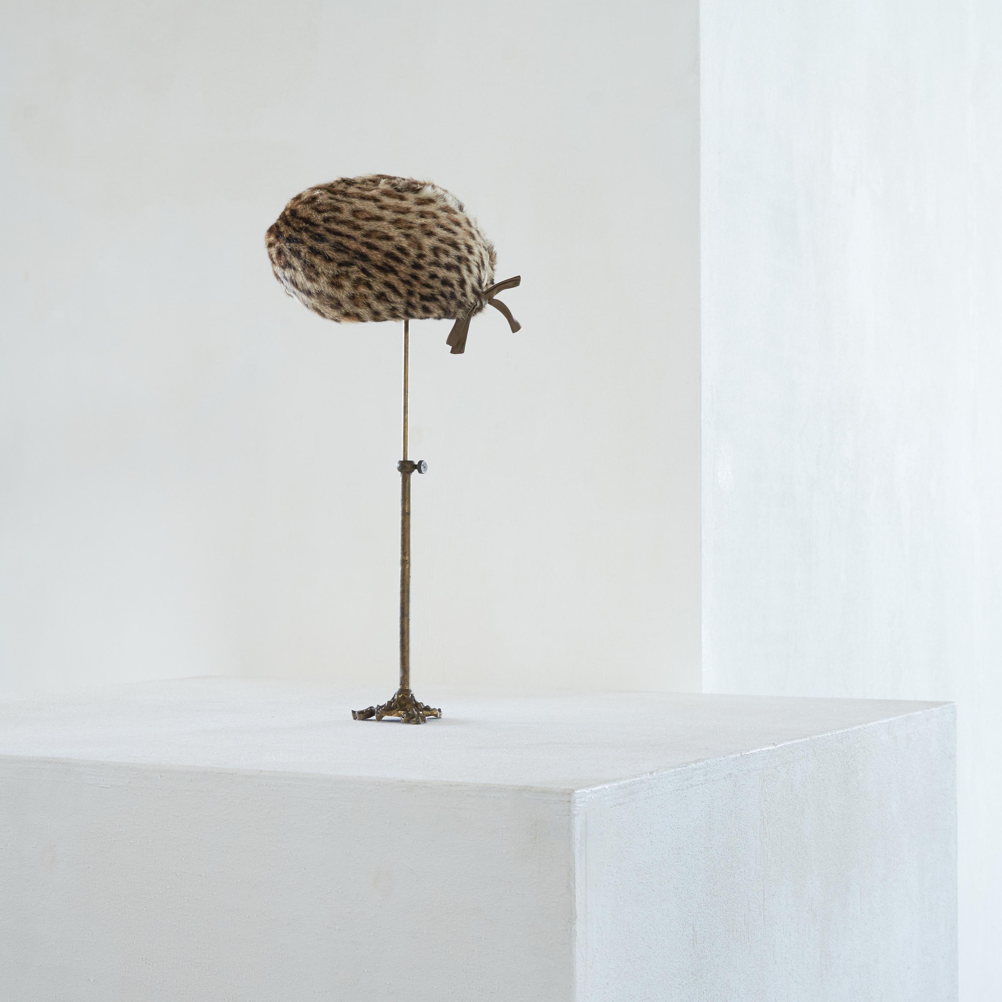 Chapeau de fourrure Ocelot de la Maison Kuiper, modèle Sissi, Pays-Bas, années 1950.

Il s'agit d'un rare béret en fourrure d'ocelot fabriqué par la Maison Kuiper, une boutique très haut de gamme située à Zeist, aux Pays-Bas. La Maison Kuiper