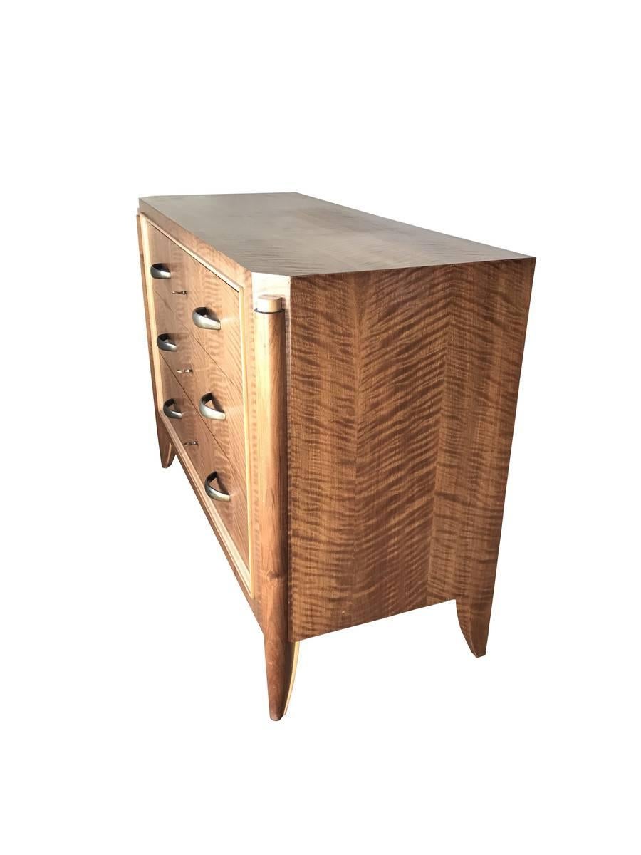 Midcentury French Maison Lalande three-drawer commode made of a ripple walnut.
Contrasting blonde wood details.
Three keyed drawers.
Curved design leg detail.
