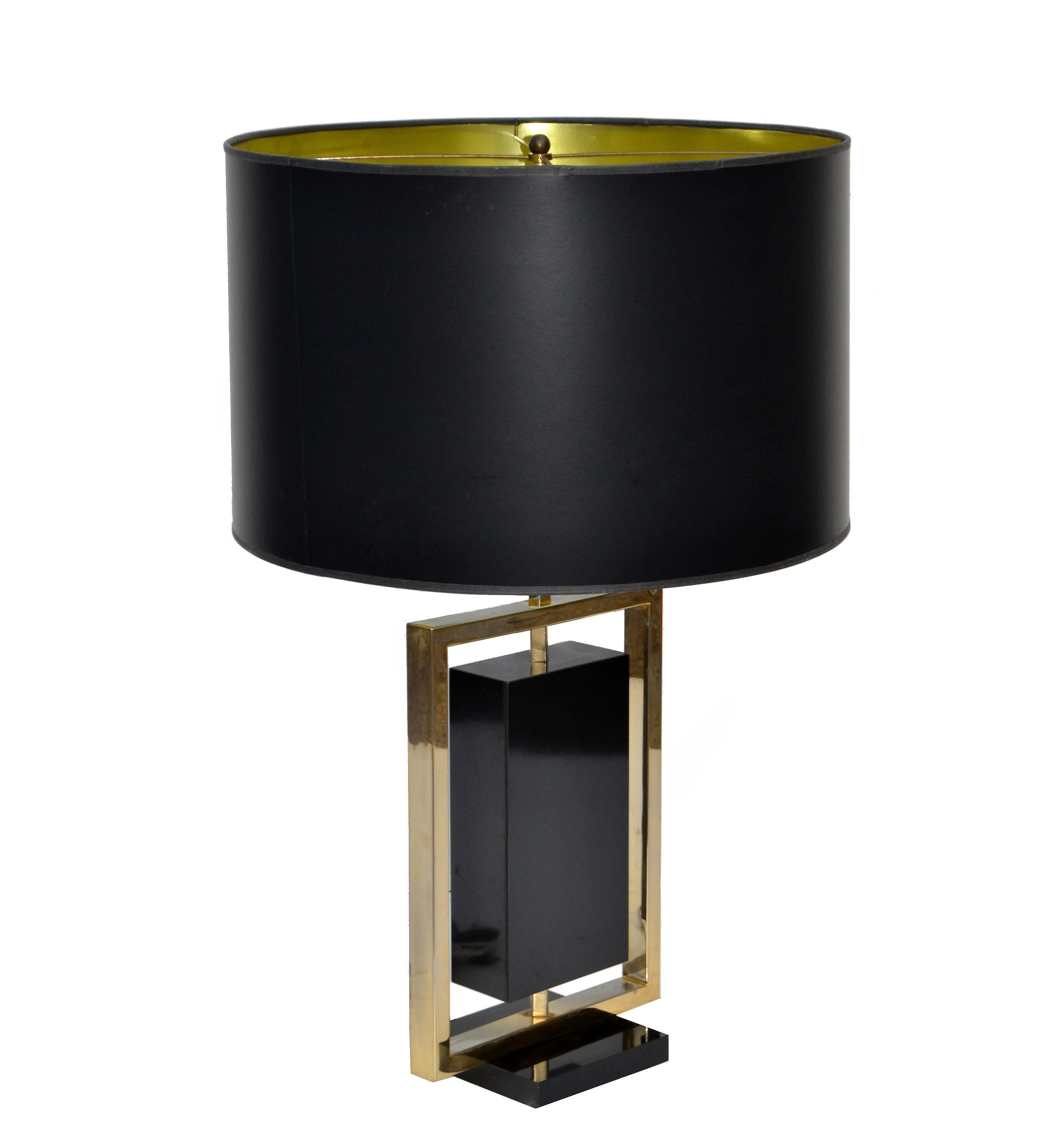 Large and heavy Maison Lancel table lamp, polished, lacquered brass and black marble base.
Decorative black stone in the center which can be turned in different angles.
It is in its original condition, works perfectly and uses 2 max 40 watts light