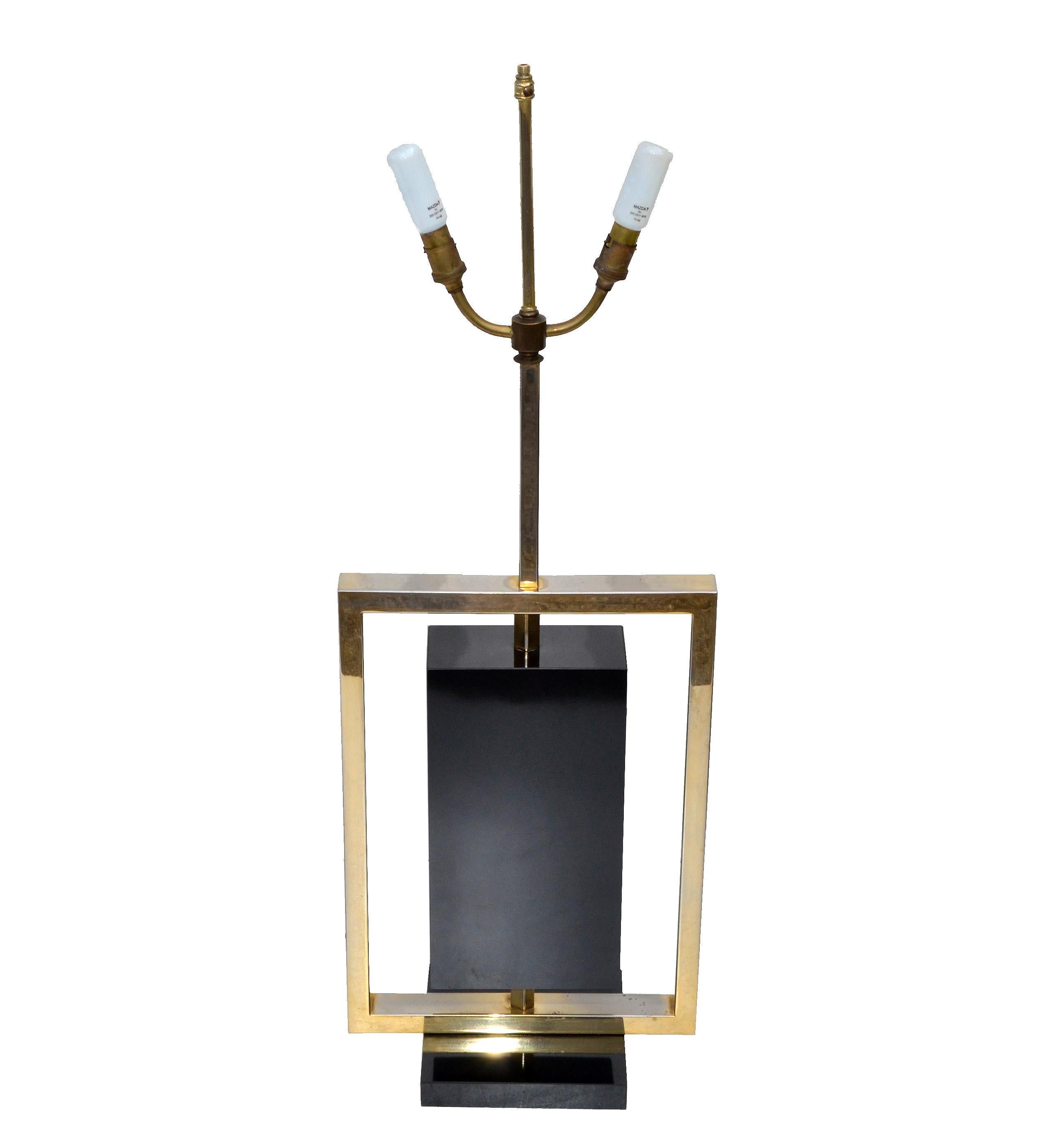 Fin du 20e siècle Lampe de bureau française de style mi-siècle moderne en laiton et marbre noir Maison Lancel en vente