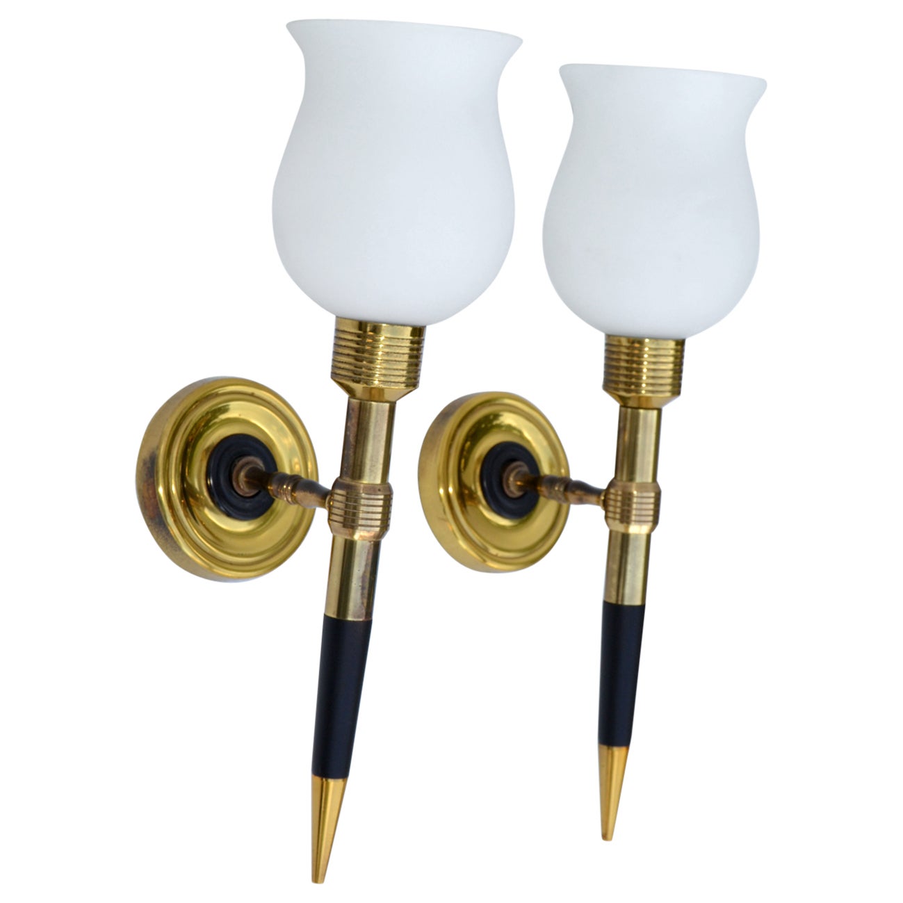 Maison Lancel, lampade da parete in ottone e legno, paralume opalino soffiato, Francia, Coppia