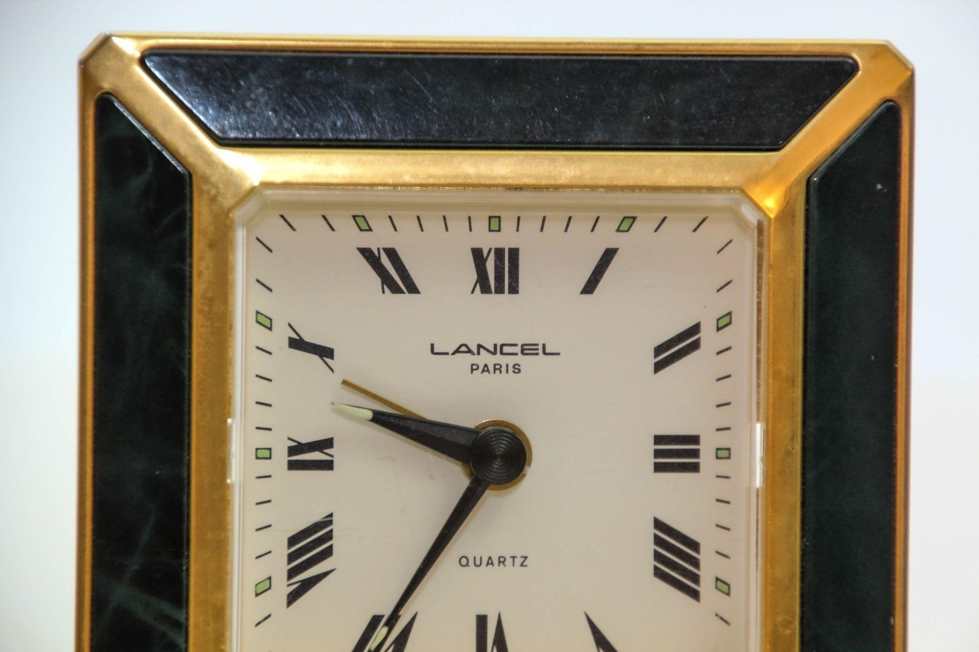 Reloj de sobremesa o despertador de viaje LANCEL Paris Clásico de latón pulido dorado y esmalte verde irlandés oscuro.
Reloj de viaje Maison LANCEL France de forma cuadrada.
Lancel Paris, reloj despertador de cuarzo, a pilas, con marco de latón