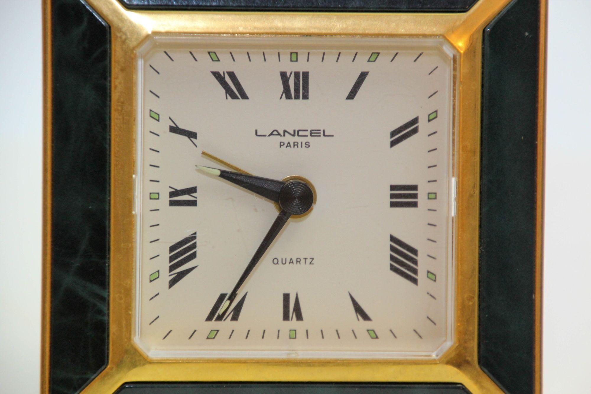 Reloj de sobremesa Maison Lancel Paris Reloj despertador de viaje de esmalte dorado y verde irlandés Art Decó en venta