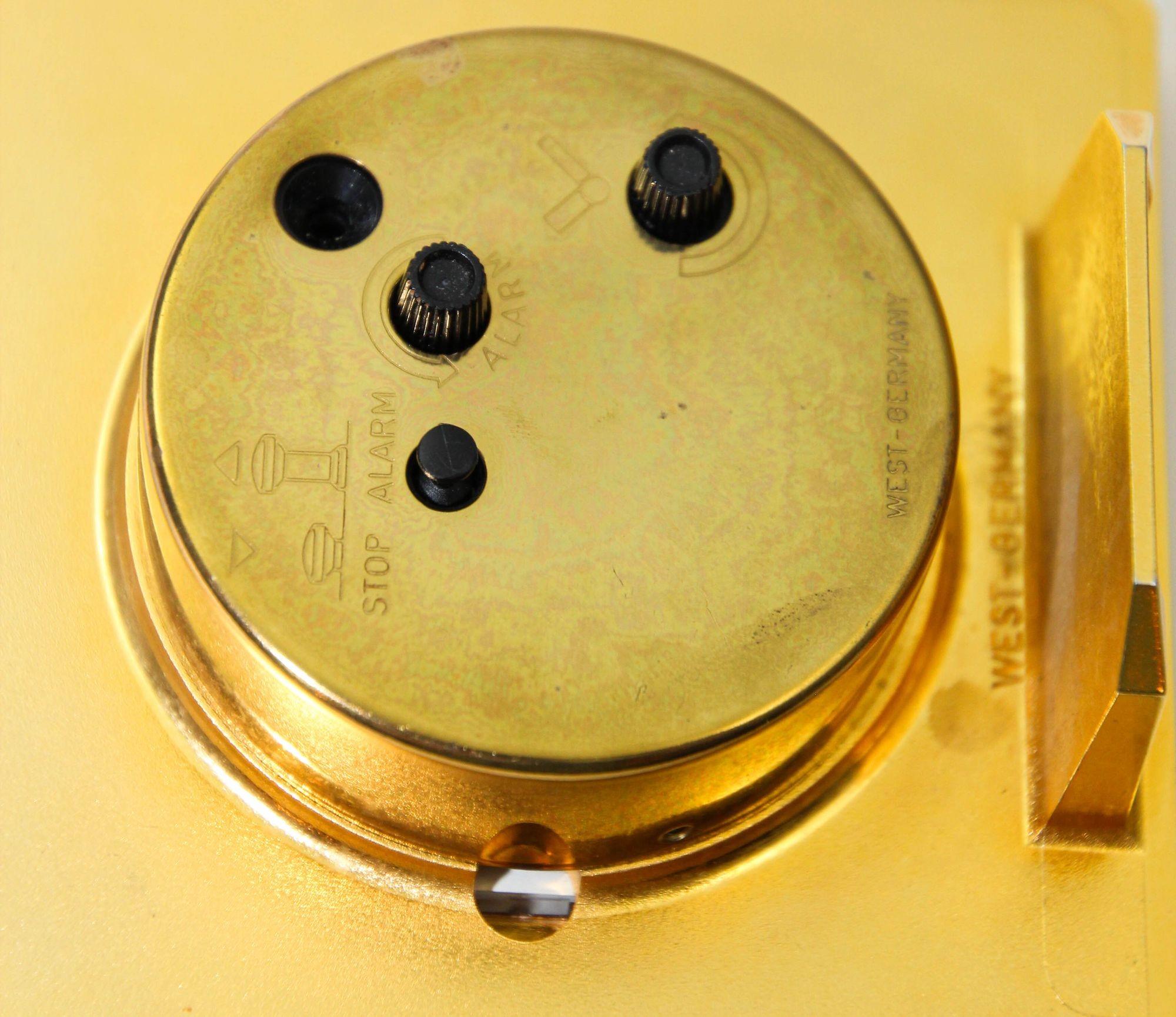 Reloj de sobremesa Maison Lancel Paris Reloj despertador de viaje de esmalte dorado y verde irlandés siglo XX en venta