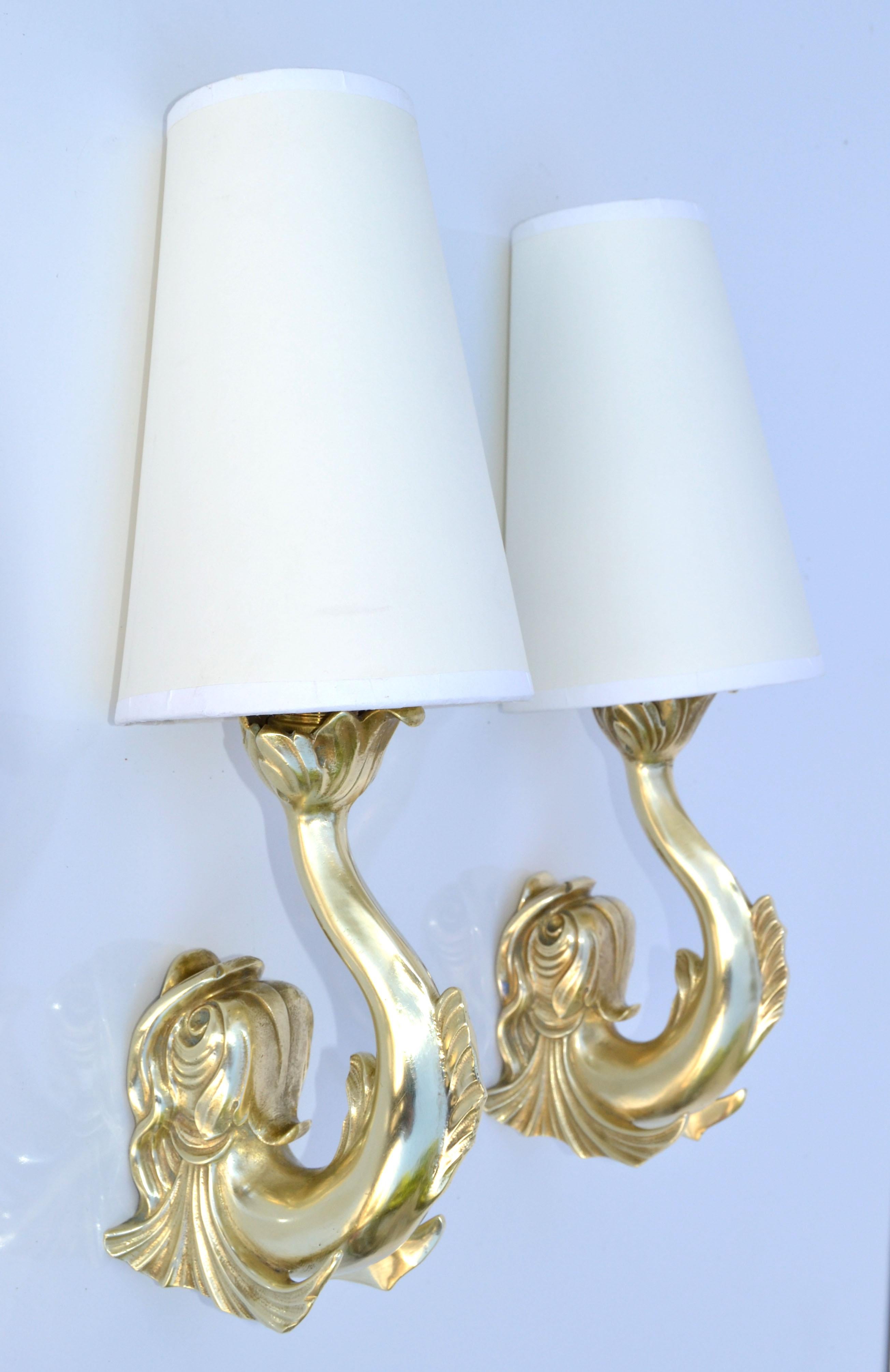 Maison Lancel, Koi-Fisch-Wandleuchter aus polierter Bronze, Cremefarbener Kegelschirm, Frankreich 1950-Paar im Angebot 9