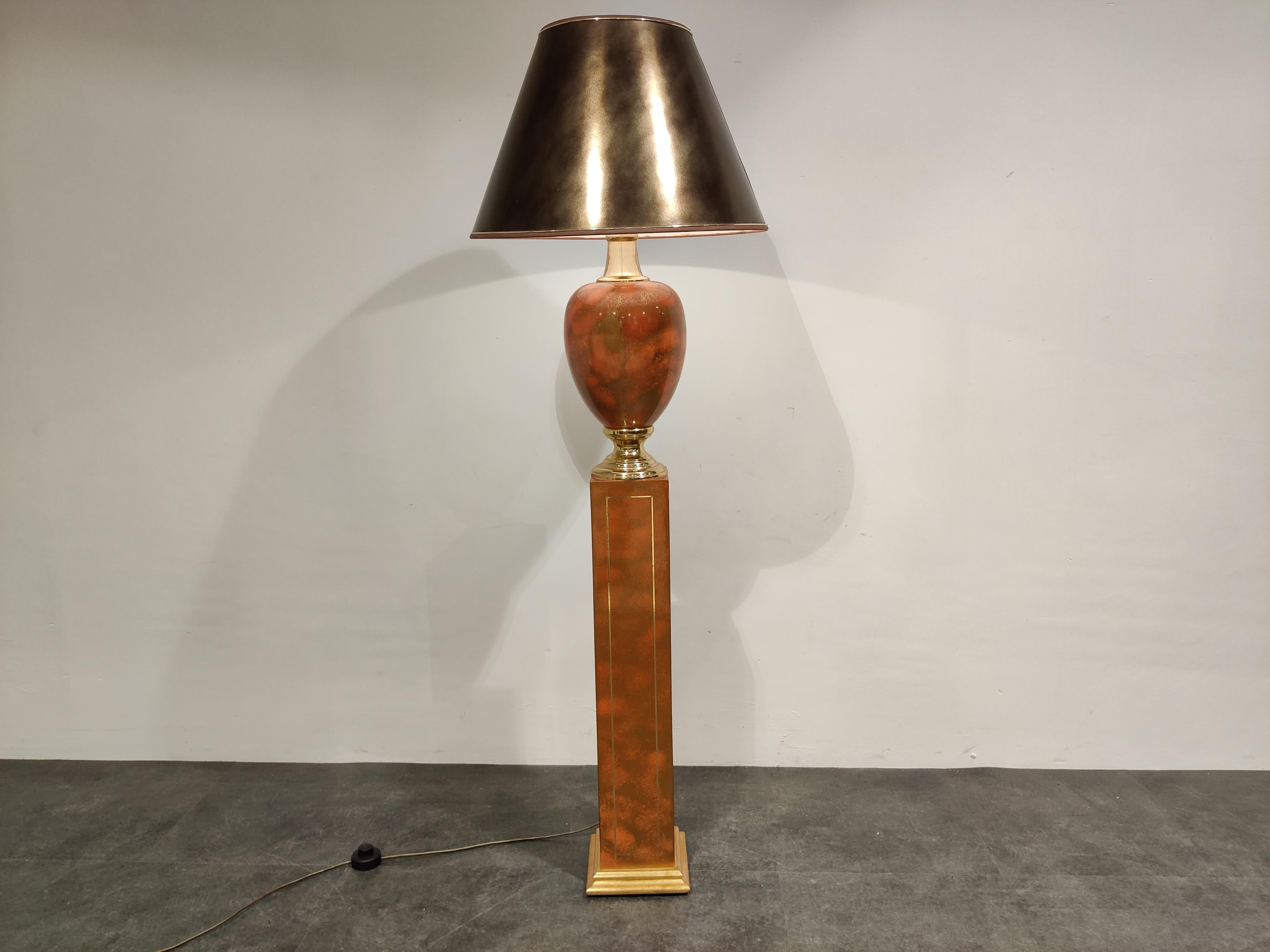 Elegant vase shaped floor lamp by Maison Le Dauphin.

This partially brass floor lamp has a great color, dark red or orange

Beautiful Hollywood regency lighting piece.

Comes with a period lamp shade which has a slight damage. 

1980s,