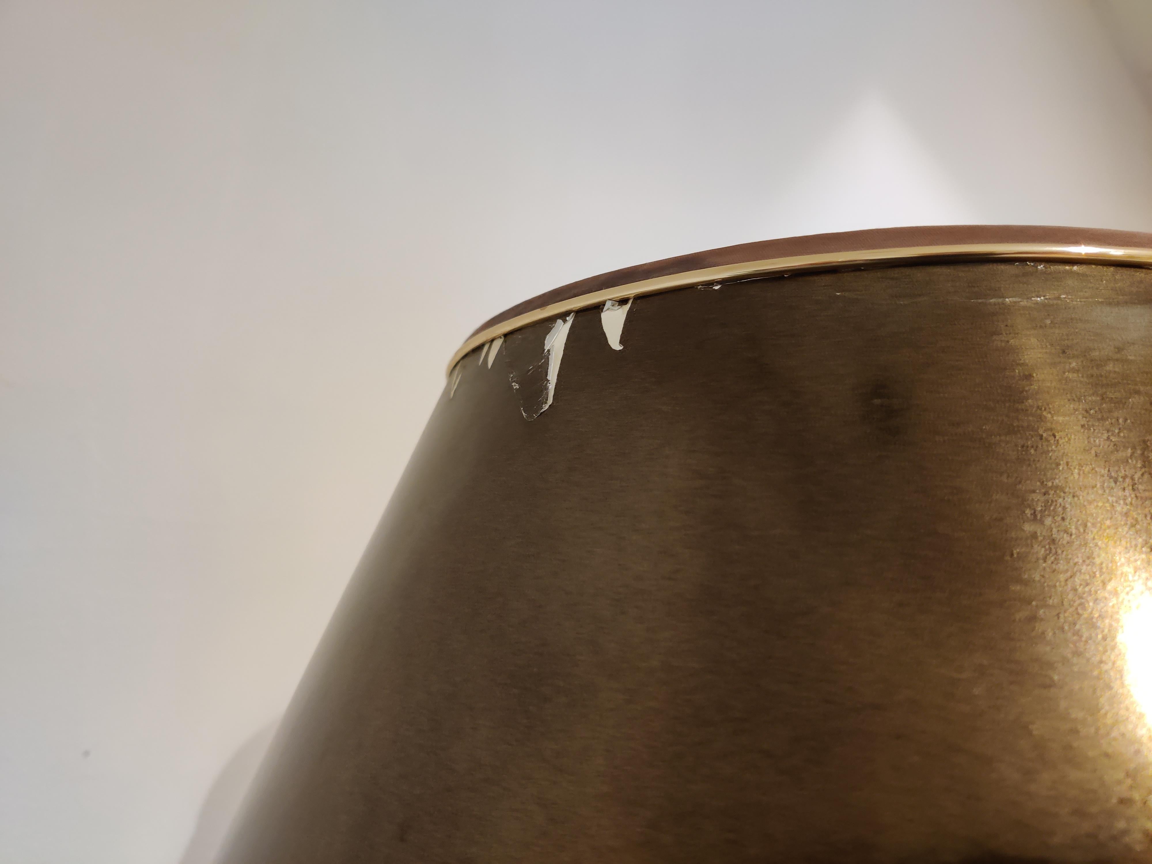 Elegante Stehleuchte in Vasenform von Maison Le Dauphin.

Diese teilweise aus Messing gefertigte Stehlampe hat eine tolle Farbe, dunkelrot oder orange

Schöne Hollywood-Regency-Beleuchtung.

Kommt mit einem Zeitraum Lampenschirm, der eine leichte