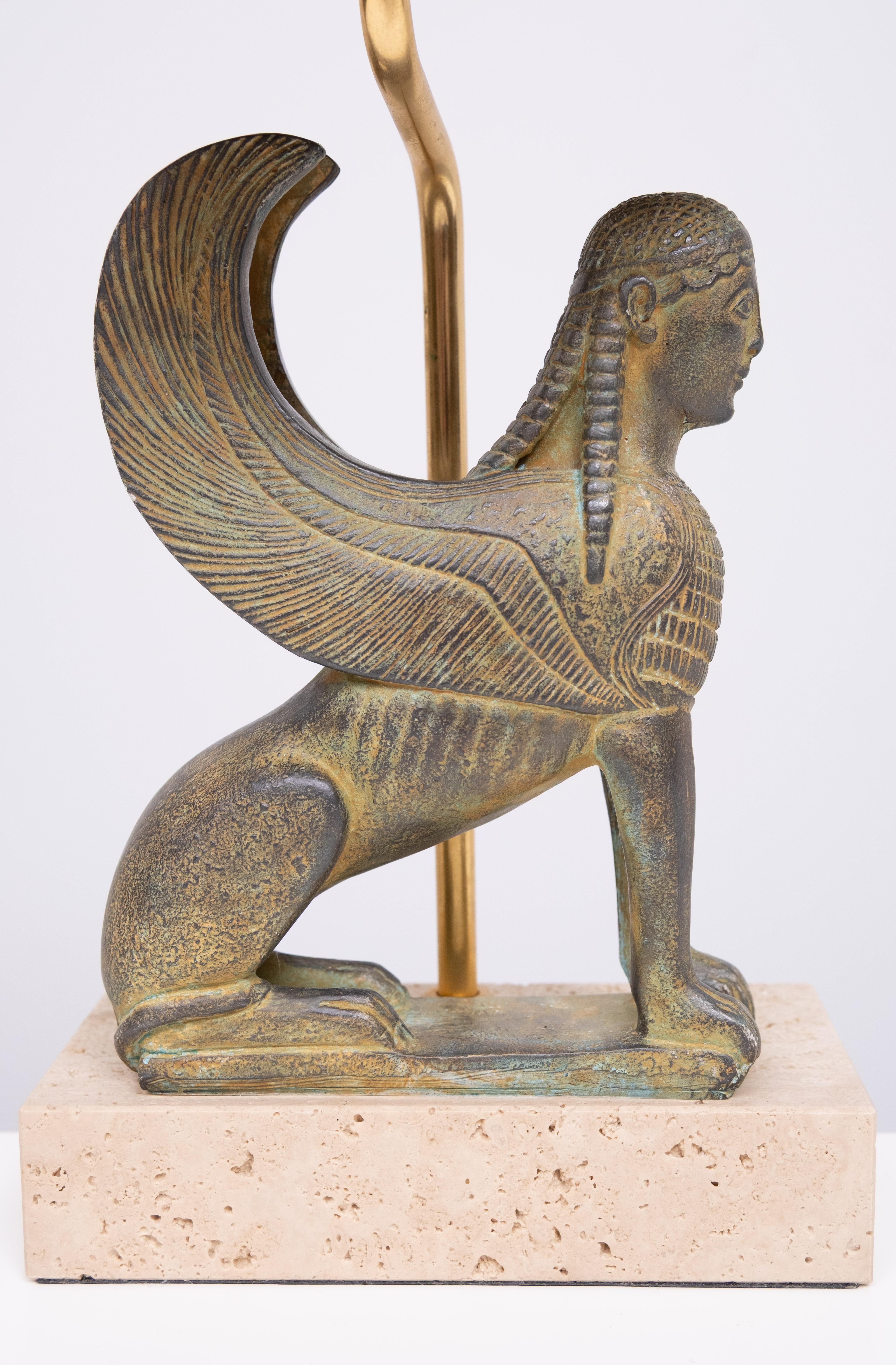 Maison Le Dauphin Frankreich  außergewöhnlich  sphinx tischlampe marmor und vergoldete metallteile.  produziert von La Maison, Le Dauphin. Der Sockel der Lampen ist aus Travertin gefertigt. Alle Metallteile sind vergoldet und die Lampe ist  auf dem