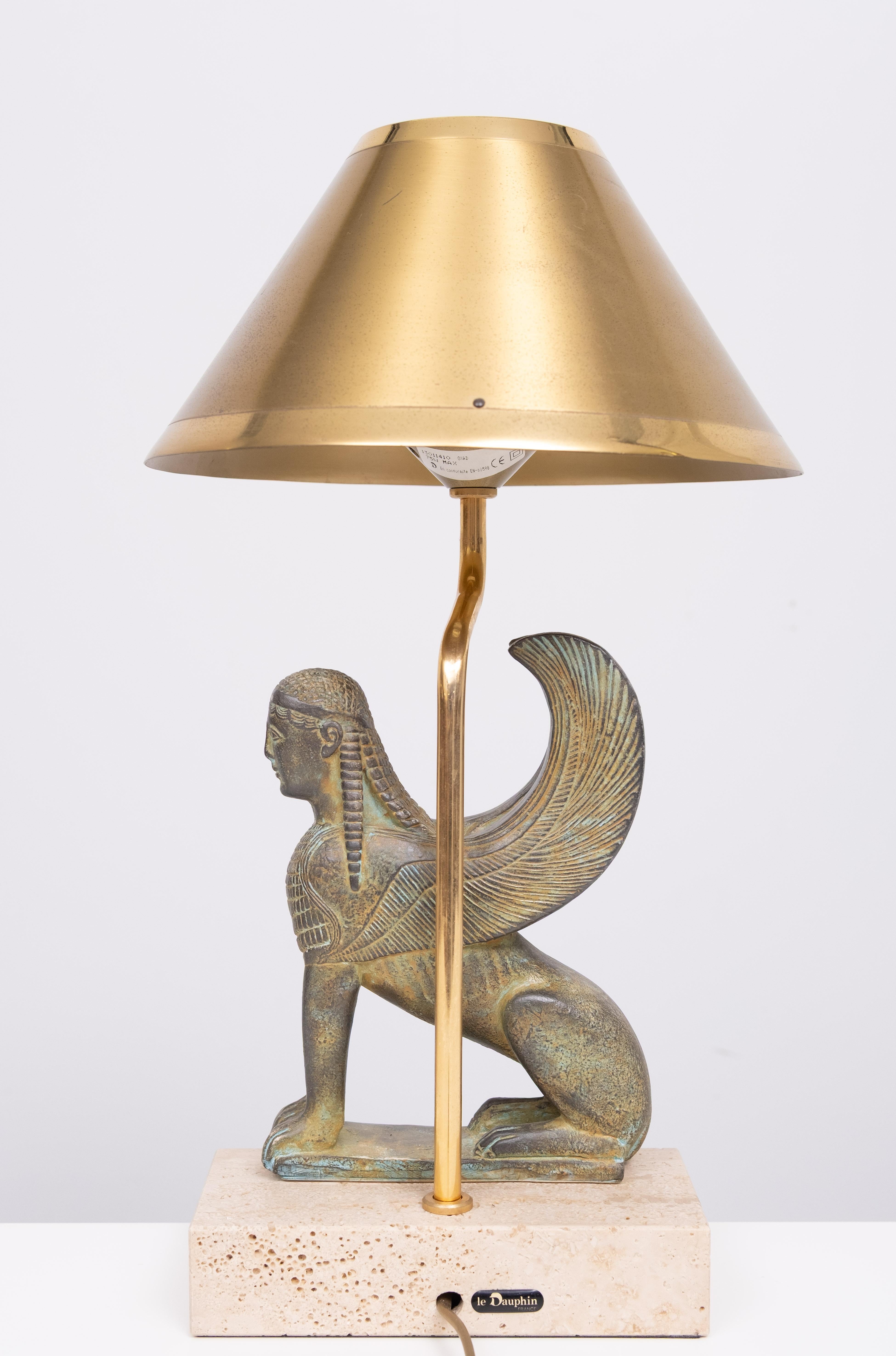 Maison Le Dauphin Frankreich,  Außergewöhnliche Sphinx Tischlampe 1970er (Travertin) im Angebot