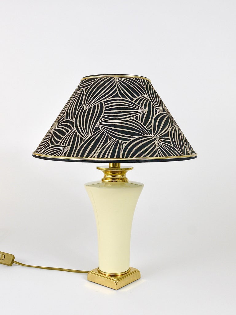 Maison Le Dauphin Lampe de table ou d'appoint en laiton et porcelaine du  milieu du siècle, France, 1970 sur 1stDibs