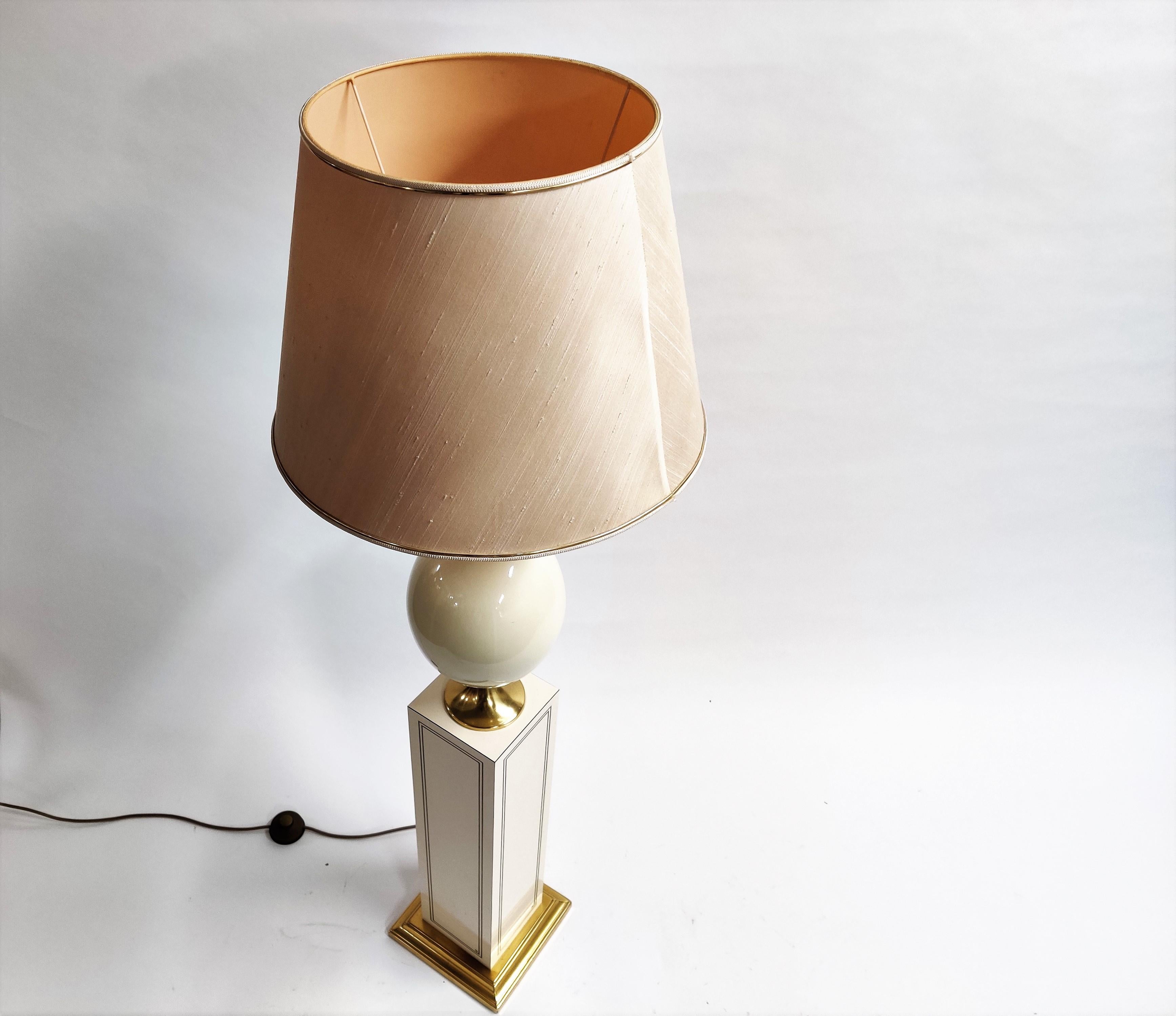 Elegant 'ostrich egg' floor lamp by Maison Le Dauphin.

Made from brass and lacquer.

Beautiful Hollywood Regency lighting piece.

Comes with a period lamp shade.

1980s, France

Tested and ready to use with a regular E27/E26 light bulb