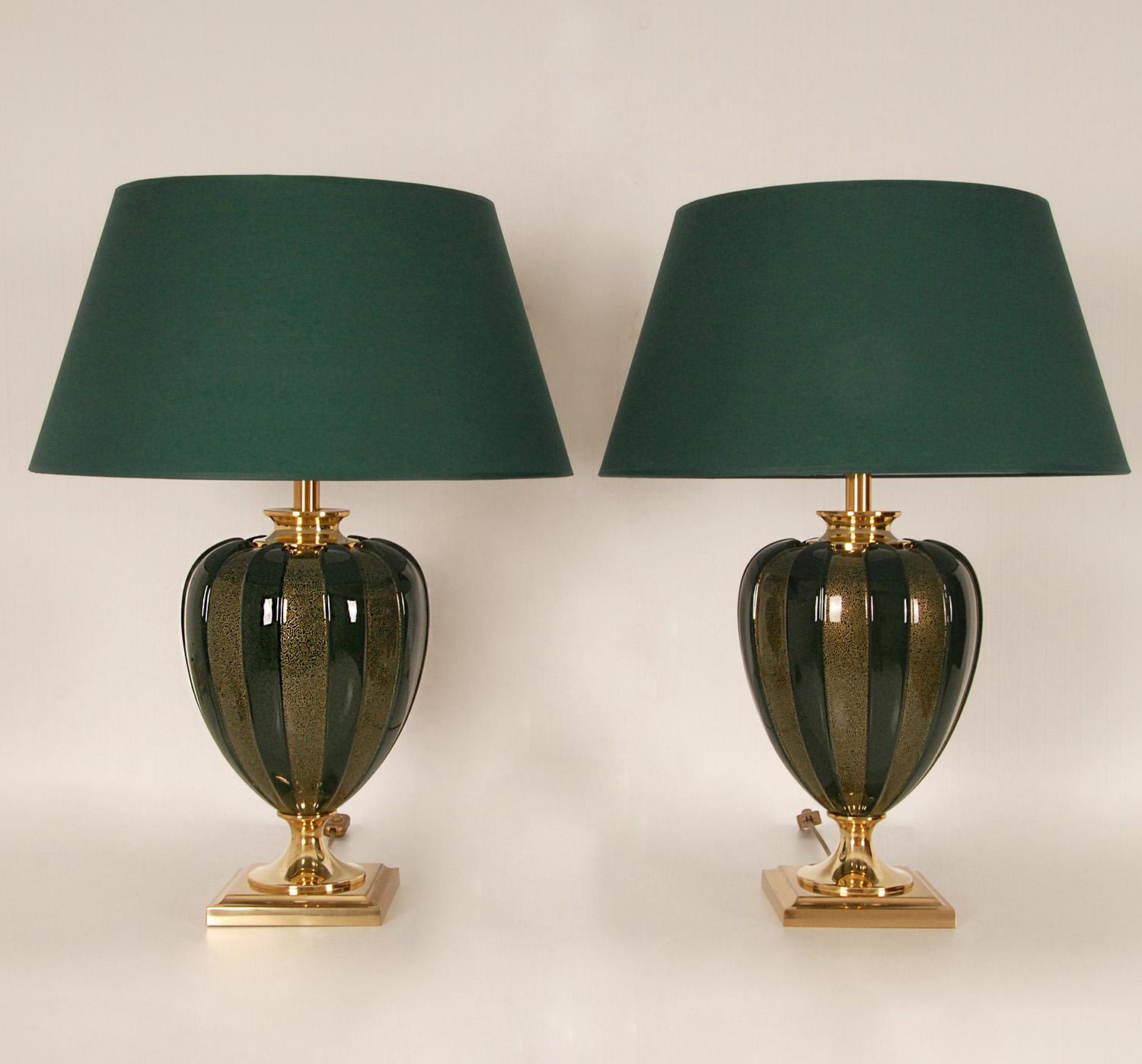 Plaqué or Paire de lampes de bureau françaises vintage en céramique vert or Empire par Le Dauphin en vente