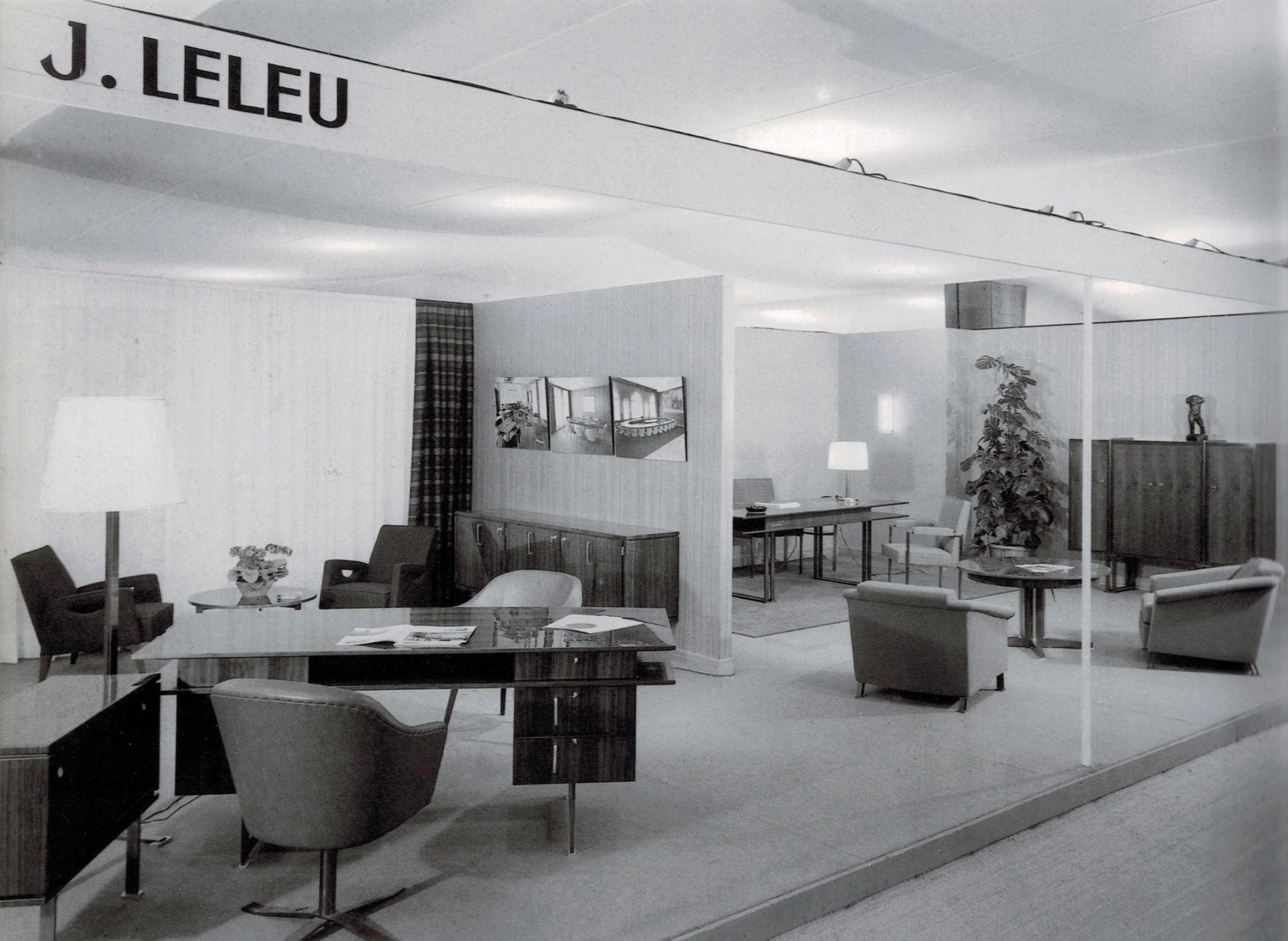 Maison Leleu, Nussbaumschrank mit Schiebetüren aus der Mitte des Jahrhunderts, Frankreich, um 1965 (Mitte des 20. Jahrhunderts) im Angebot