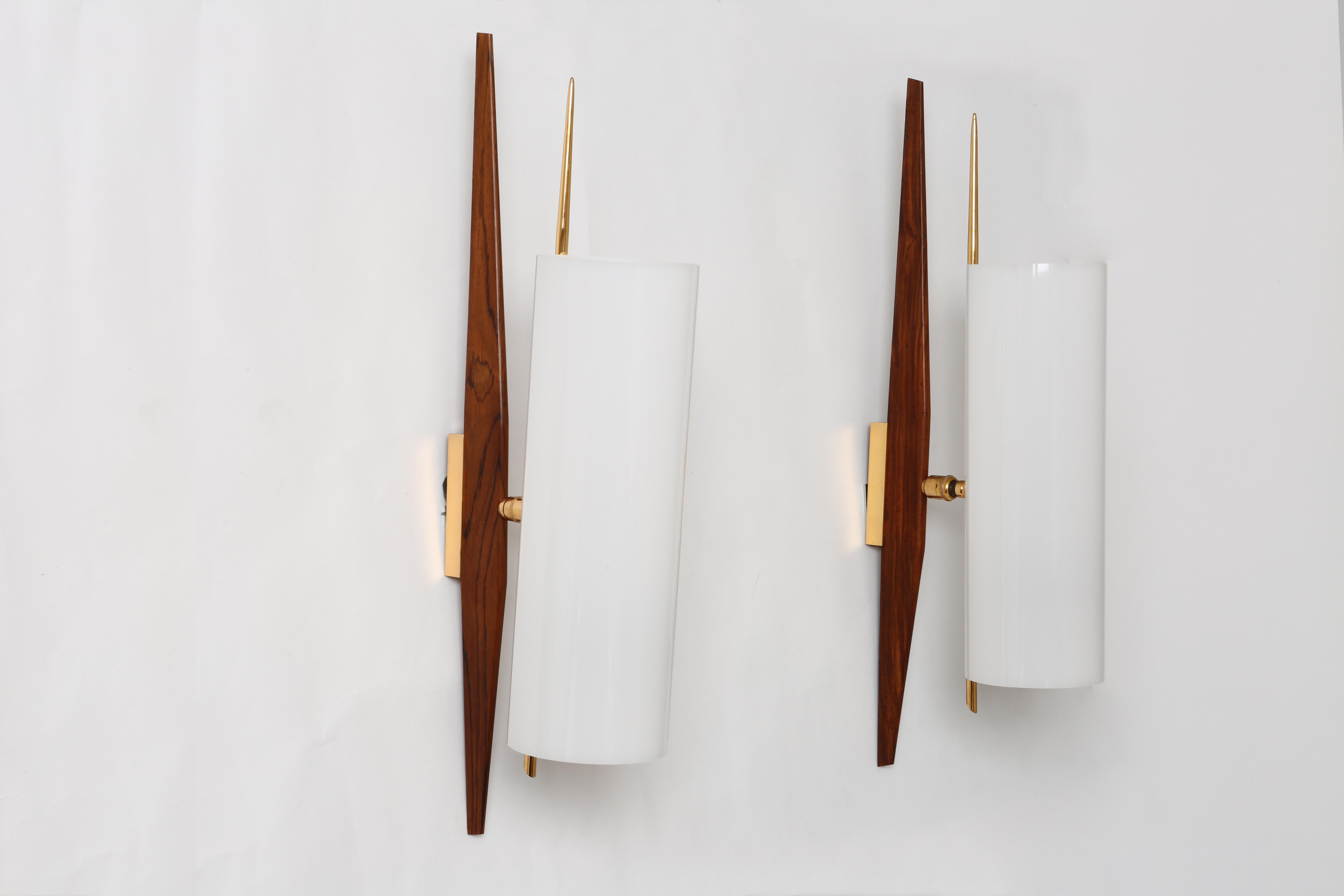 Maison Lunel attributed pair of wall lamps.
France, 1950s.
Plexiglass, brass, wood.