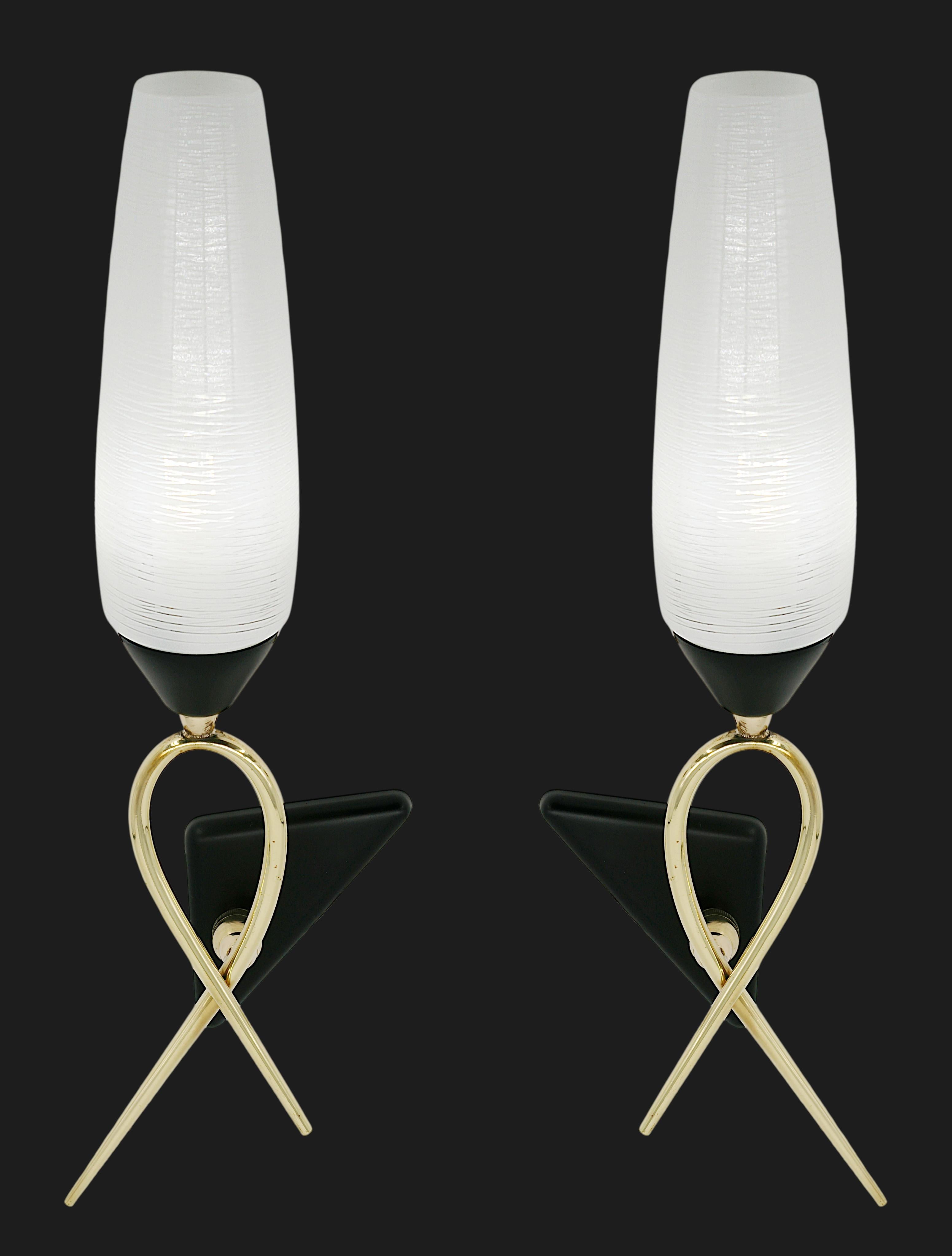 French midcentury pair of rotary wall sconces by Maison LUNEL (Paris), France, 1950s. Brass, metal and glass. Rotary wall sconces on ball joint. The width and depth can therefore be different depending on the choice of positioning. Measures: height:
