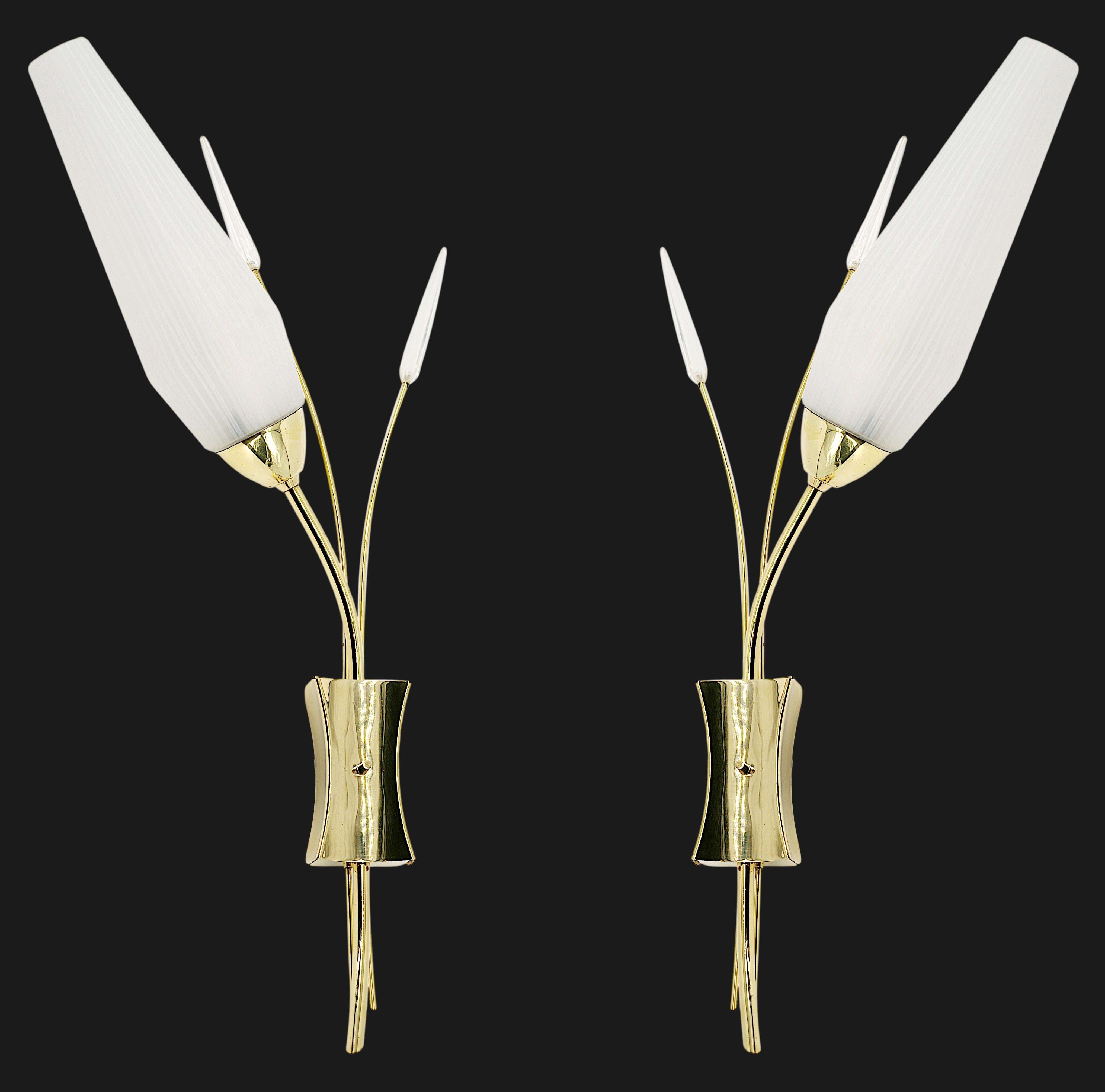 French midcentury pair of wall sconces by Maison Lunel (Paris), France, 1950s. Brass, lucite and glass. Measures: Height: 19.3