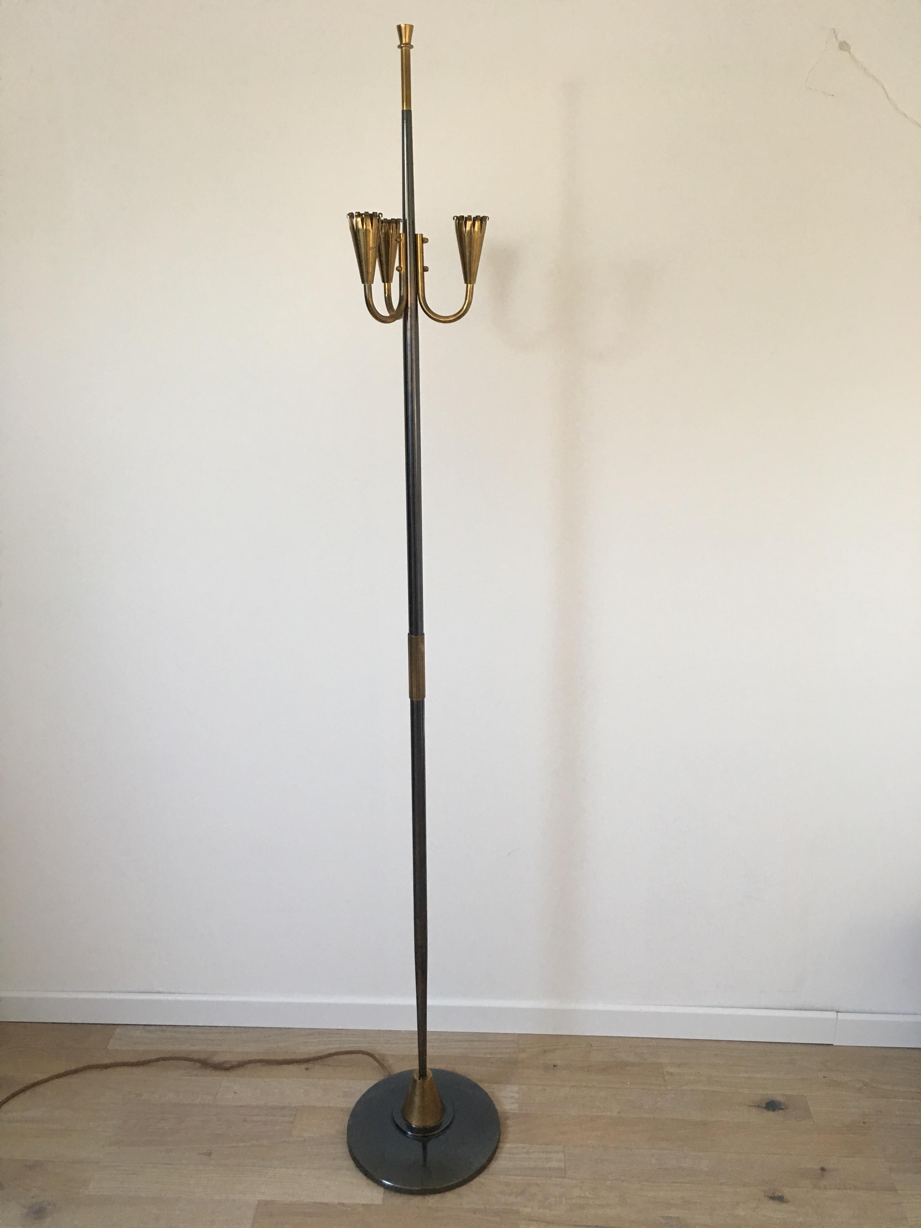 Modernist floor lamp designed by René Mathieu for Lunel in the 1950s.
The two gunmetal and gilt bronze patinas make it very elegant.
You can leave the light visible or hide it with a shade fixed with the screw located at the top of the barrel.
In