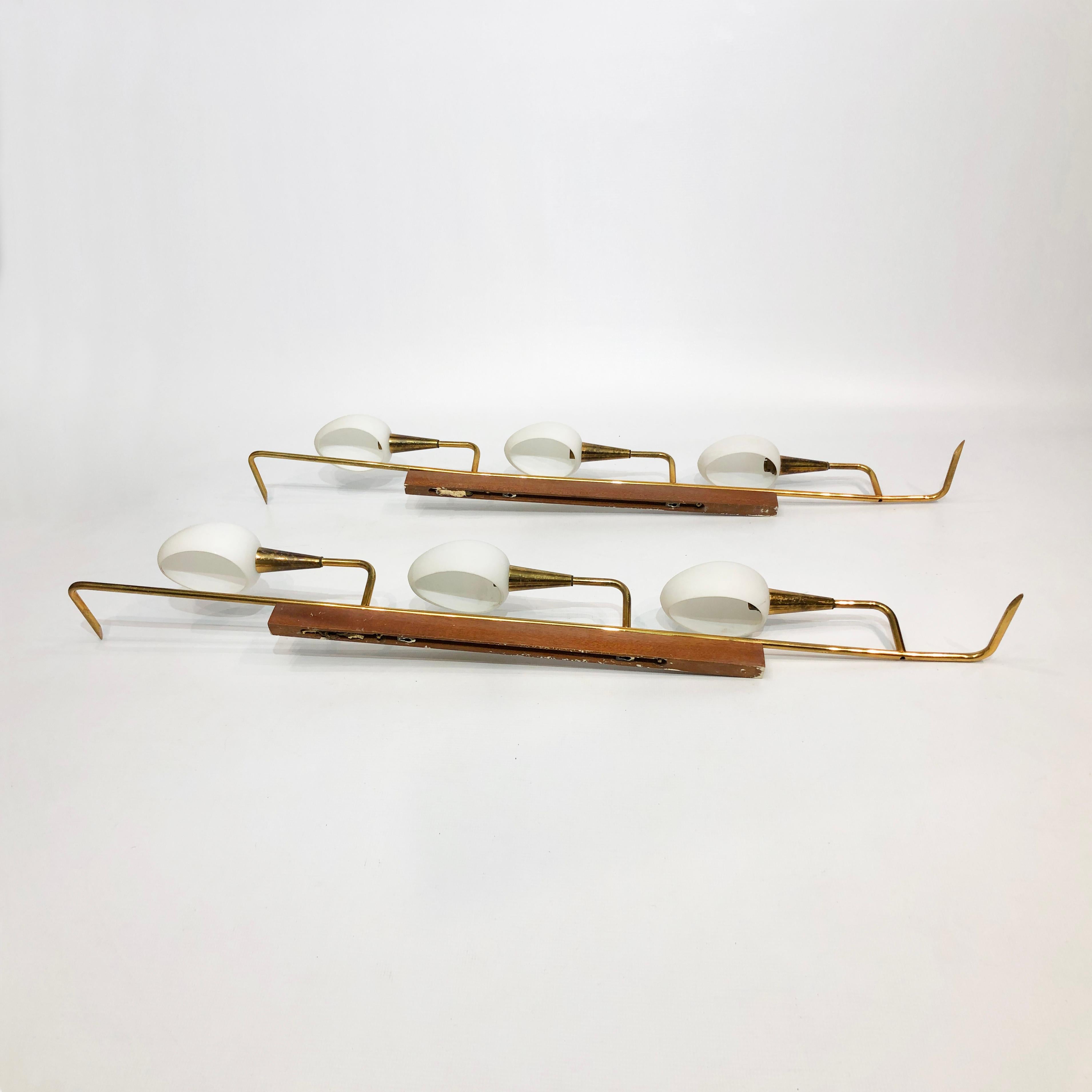 Maison Lunel - Paire d'instruments de musique du milieu du siècle dernier  Appliques en teck et laiton 1950s en vente 4