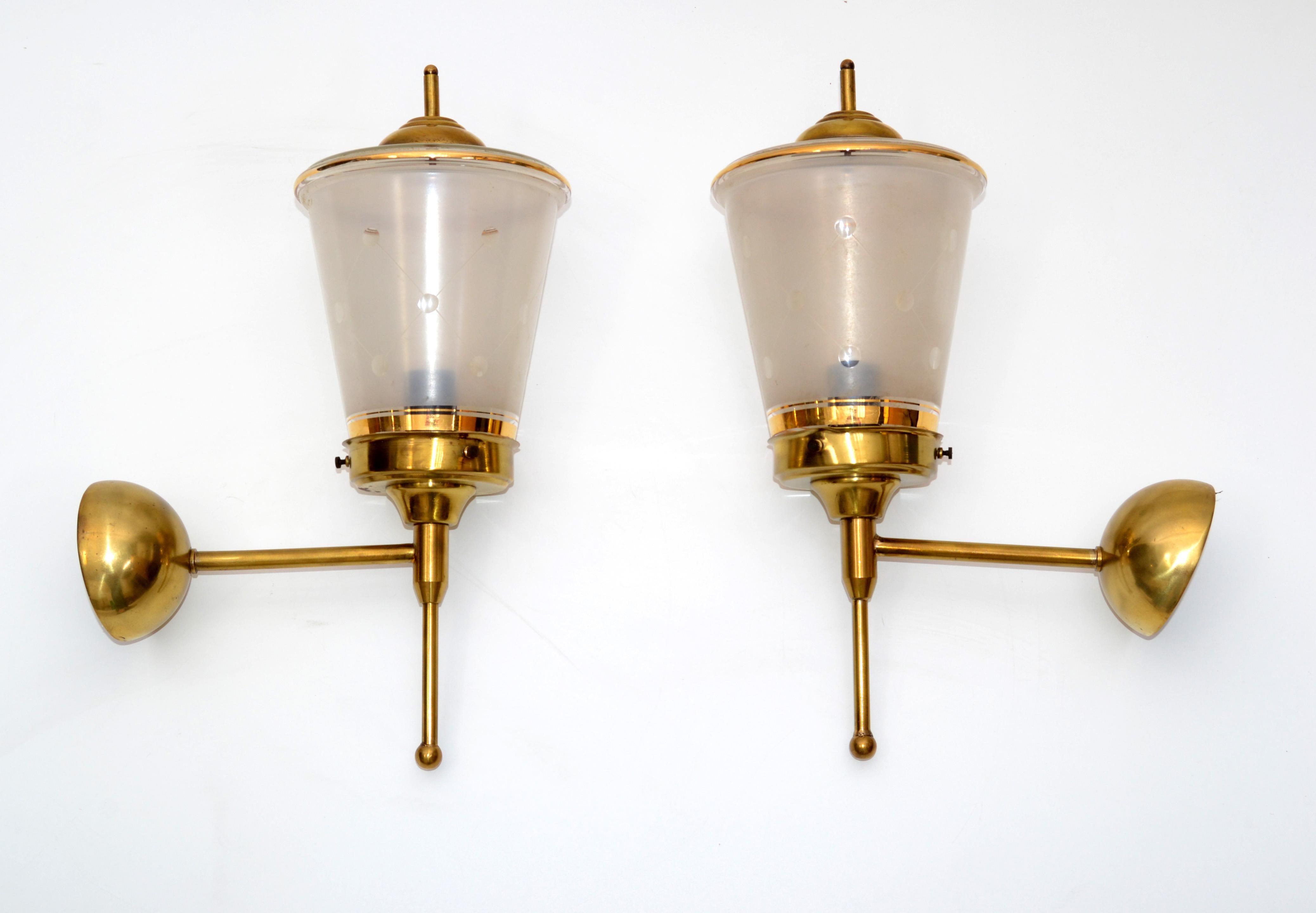 French Mid-Century Modern Maison Lunel pair of engraved glass and brass lantern wall-mounted sconce.
Each takes one light bulb with max. 40 watts.
Back plate measures 3.25 inches diameter.