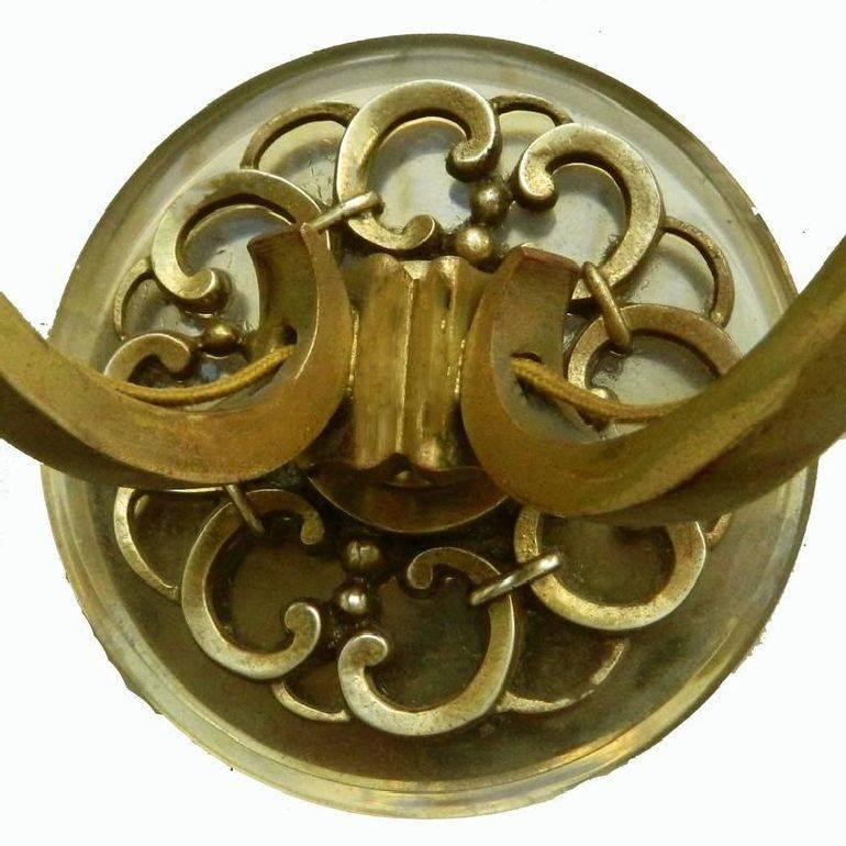 Art déco Paire d'appliques Art Déco de la Maison Lunel en bronze et abat-jour ronds en verre opalin soufflé en vente