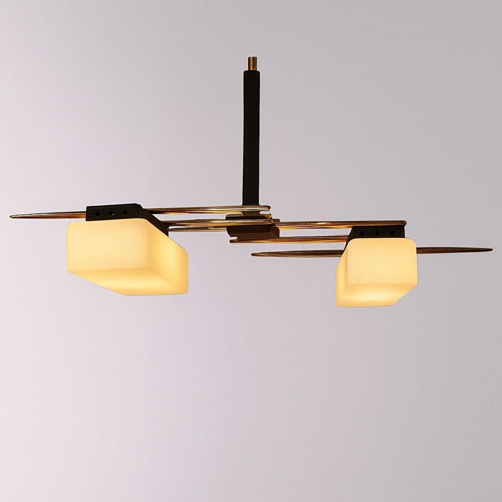 Suspensionshaus LUNEL, um 1950

Diese elegante Pendelleuchte, die von Maison Lunel herausgegeben wurde, verkörpert die raffinierte Ästhetik des Designs der 1950er Jahre. Seine Struktur aus vergoldetem Messing und schwarz lackiertem Metall ist eine