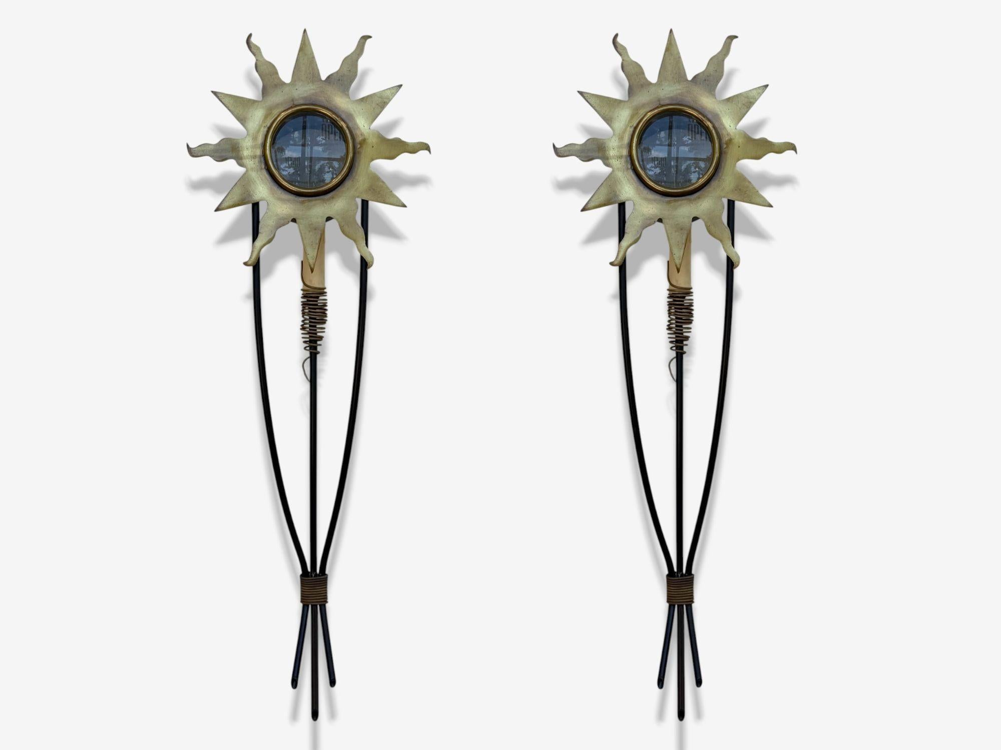 Estilo Maison Lunel, Moderno francés de mediados de siglo, Bronce, Acero, Apliques con motivo de estrella, 

Pareja única de apliques de bronce hechos a mano. El gran diseño de bronce en forma de rayo de sol se apoya en un marco de diseño de hierro