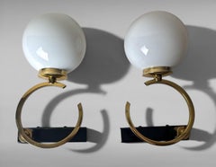 Maison Lunel Stil Paar Französisch Modernist Messing und Opaline Glas Wandleuchten