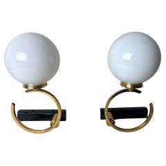 Maison Lunel - Paire d'appliques modernistes françaises en laiton et verre opalin