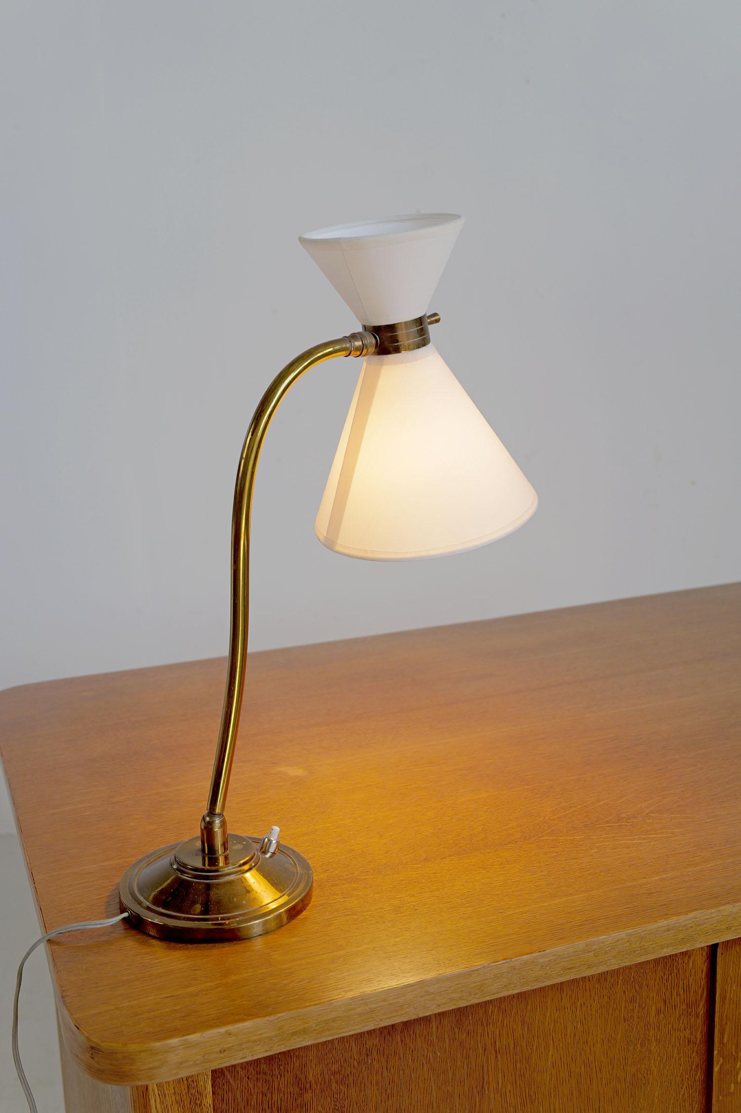 Maison Lunel, élégante lampe de table à réflecteur diabolo, France 1950. La base en fonte lestée assure une bonne stabilité et permet de régler librement le bras et le réflecteur. La conception et l'exécution sont conformes aux normes de cette belle