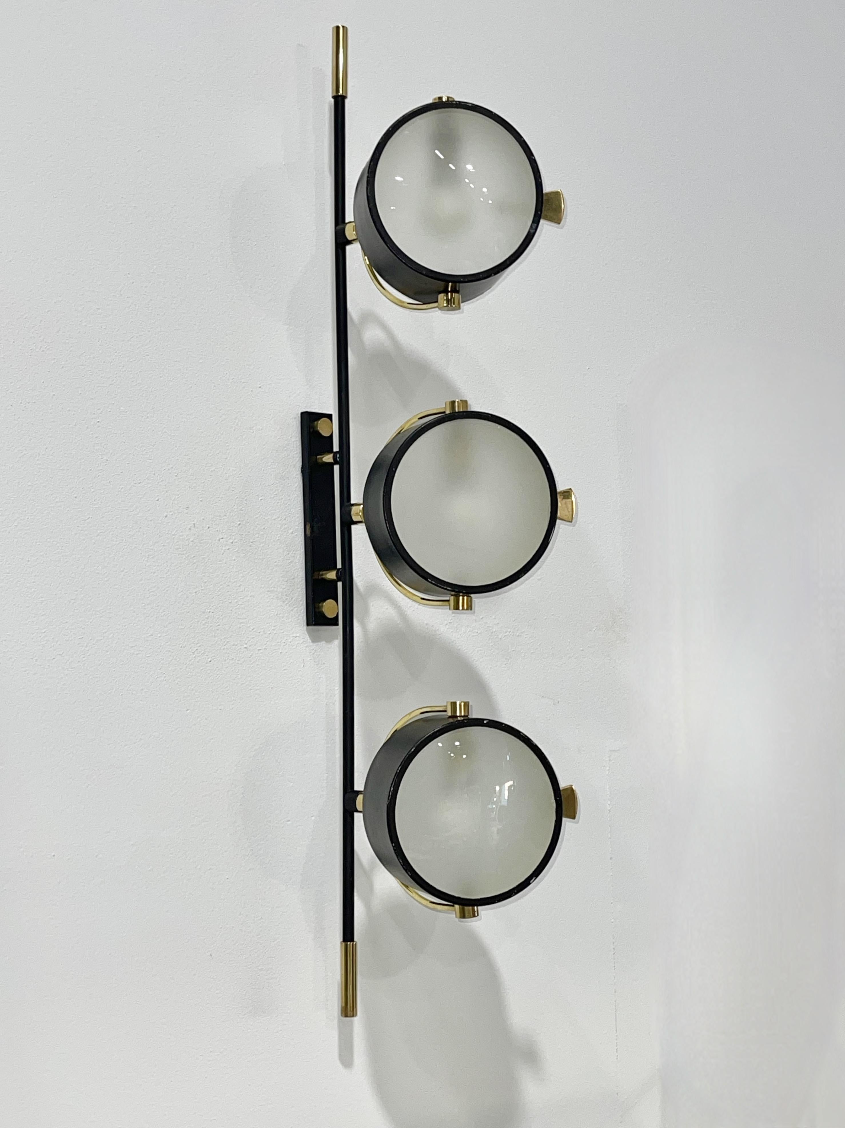 Maison Lunel Drei-Punkt-Konsolen-Leuchte (Moderne der Mitte des Jahrhunderts) im Angebot