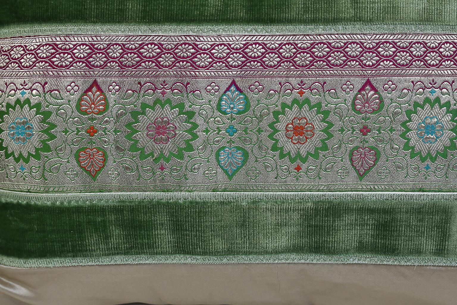 Coussins personnalisés avec des pièces de sari vintage encadrées d'une bordure en velours. L'oreiller est fabriqué en taffetas de soie. Garni de duvet. Le prix indiqué est par oreiller.