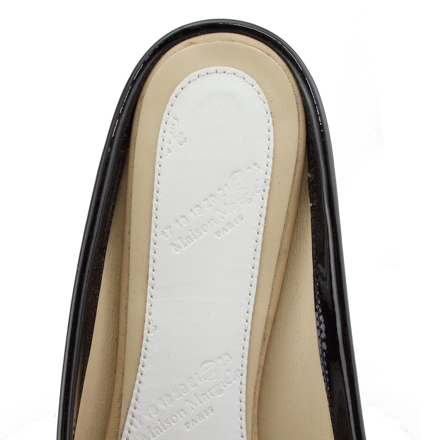 Maison Margeila Beige Leather Slides with Black Patent Leather Trim  In Good Condition For Sale In Toronto, Ontario