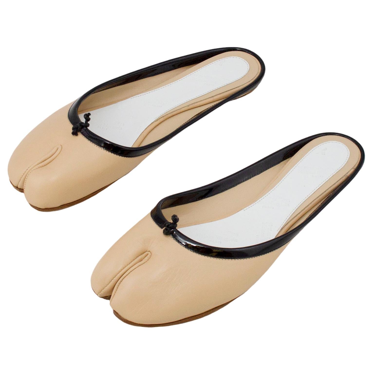 Maison Margeila Beige Leather Slides with Black Patent Leather Trim  For Sale