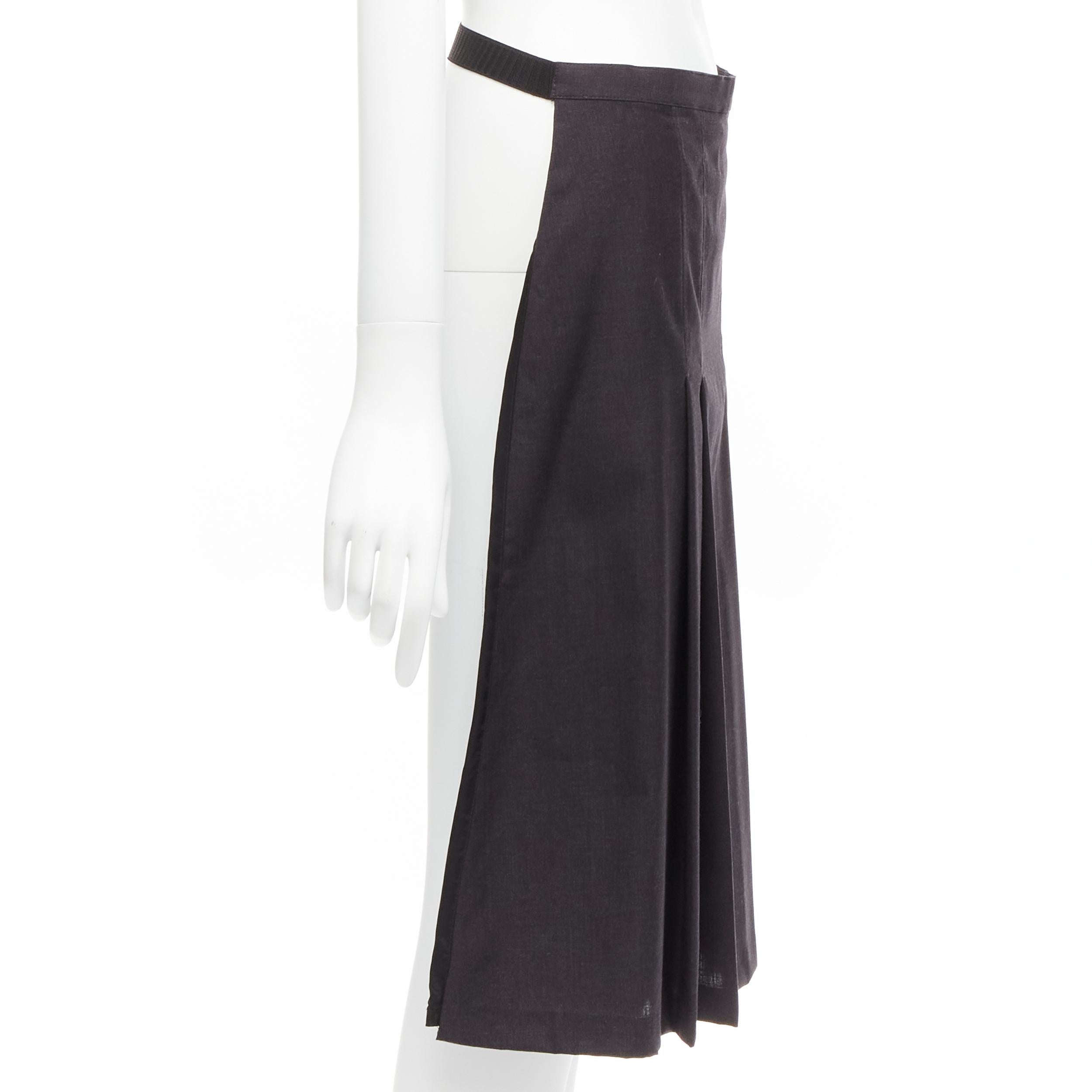 MAISON MARGIELA 1997 Vintage laine noire ouverte au dos demi-jupe plissée FR42 XL en vente 1