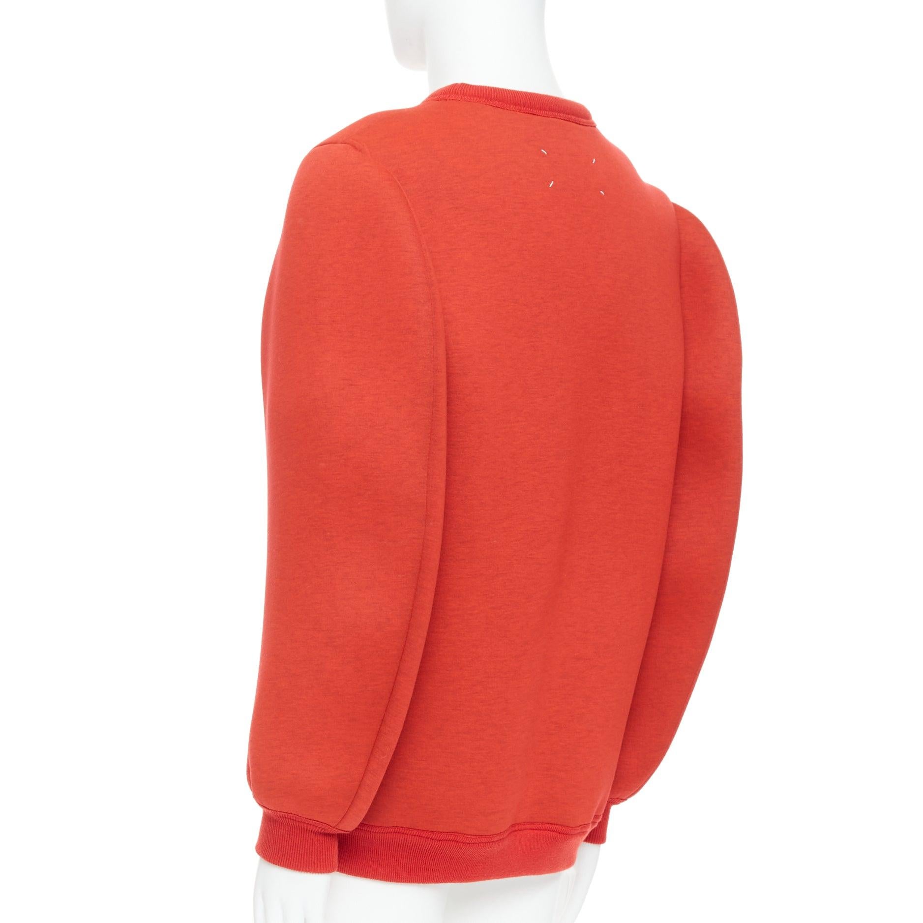 Maison MARGIELA 2010 maglione rosso in neoprene strutturato con maniche curve S
Riferimento: PRWU/A00145
Marchio: Maison Margiela
Collection'S: AI 2010
Materiale: Neoprene
Colore: rosso
Modello: Tinta unita
Chiusura: Pullover
Dettagli extra: Maniche