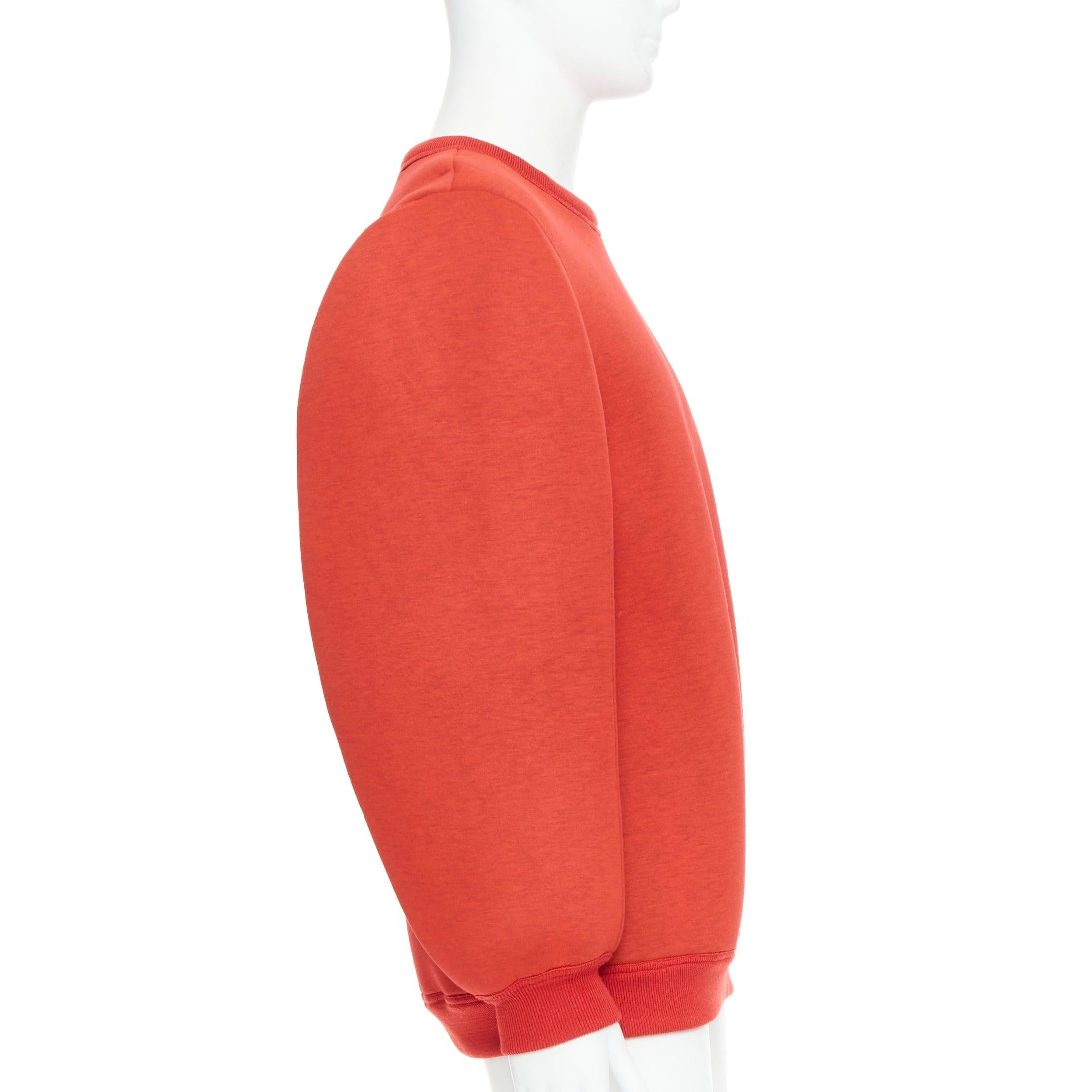 Maison MARGIELA 2010 maglione rosso in neoprene strutturato con maniche curve S In condizioni ottime in vendita a Hong Kong, NT